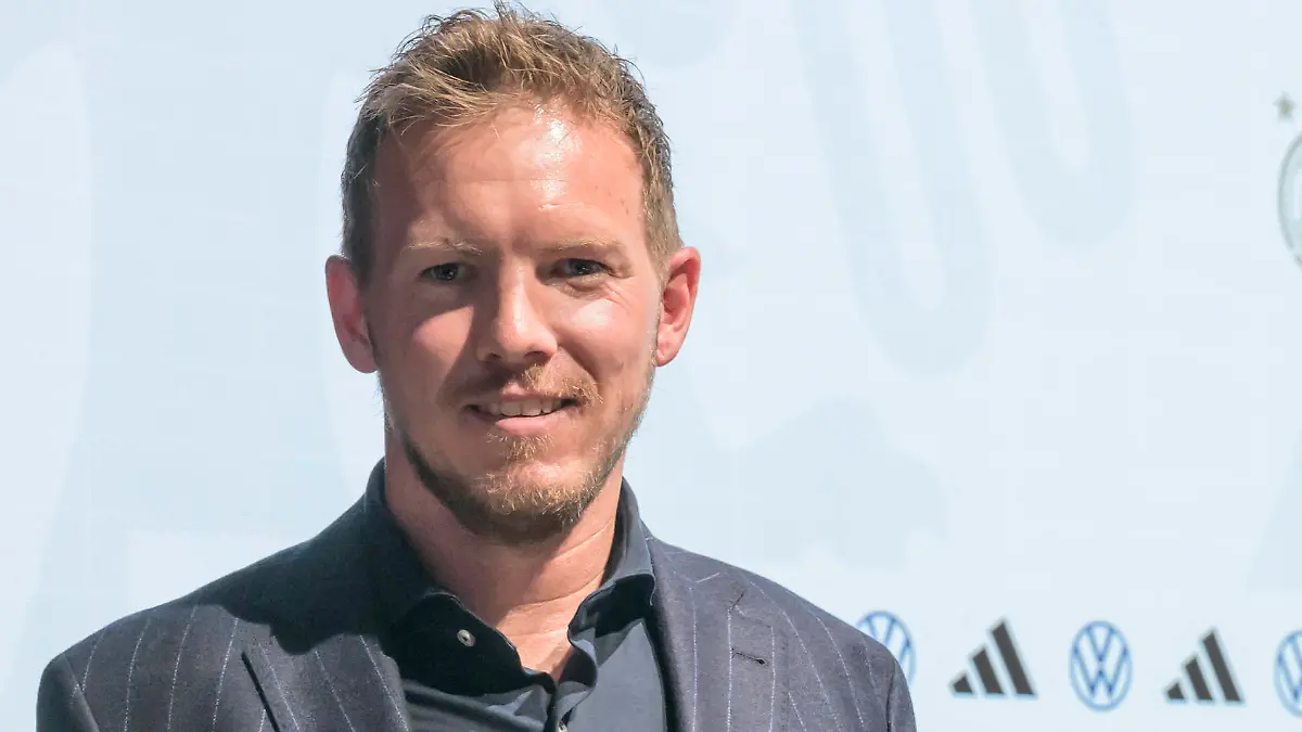 Bundestrainer Julian Nagelsmann, mit Spielball, Pressekonferenz - PK zum Kader, UEFA EURO, EM, Europameisterschaft,Fussball 2024 Vorstellung / Bekanntgabe des Kaders fuer die EM, Berlin, 16.05.2024, *** German coach Julian Nagelsmann, with match ball, press conference PK on the squad, UEFA EURO 2024 squad announcement for the European Championship, Berlin, 16 05 2024, Copyright: HMBxMedia/UwexKoch