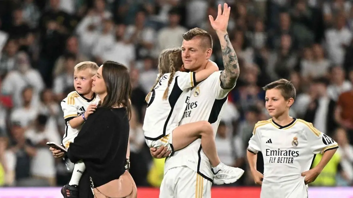Toni Kroos mit Ehefrau und Kindern beim Abschied im Bernabeu.