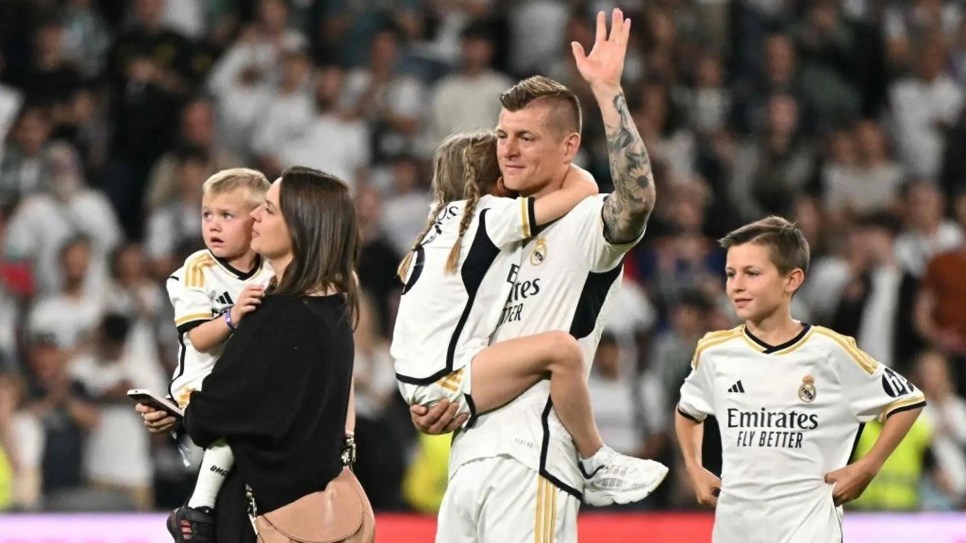 Toni Kroos mit Ehefrau und Kindern beim Abschied im Bernabeu.