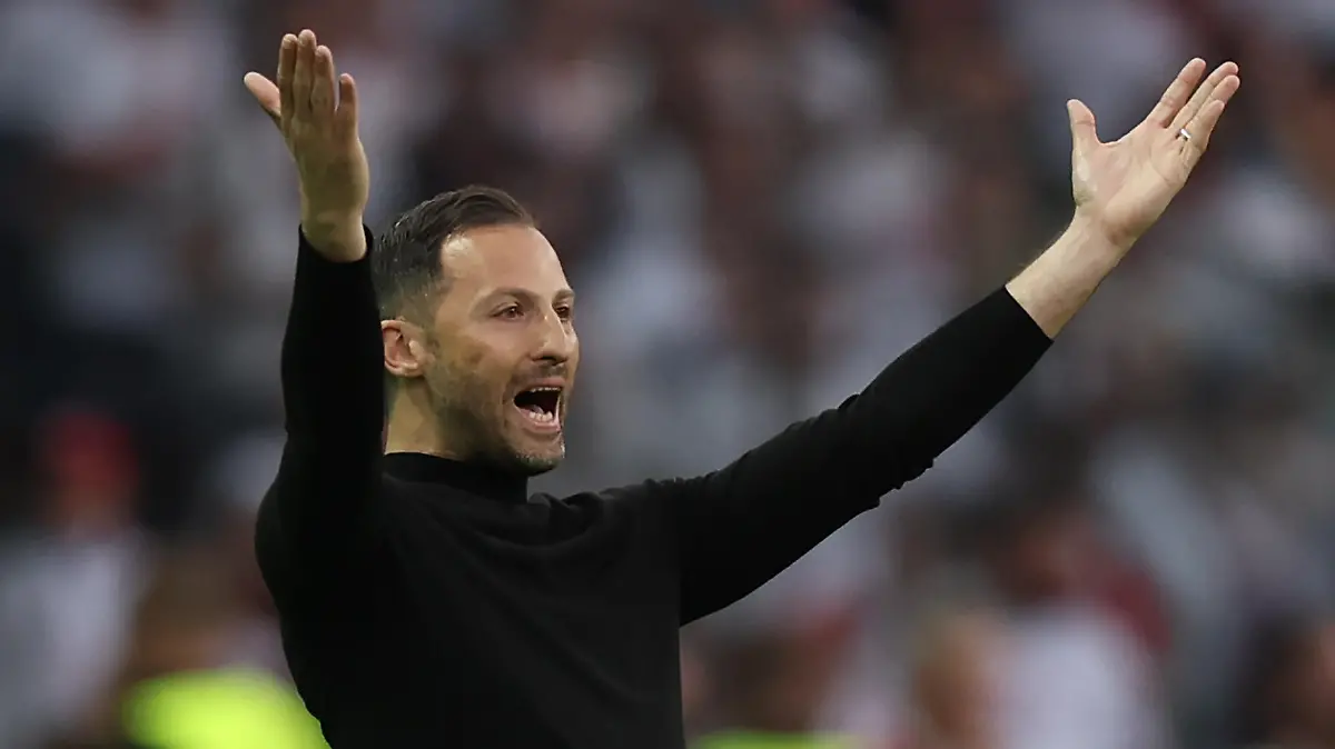 Fußball: DFB-Pokal, SC Freiburg - RB Leipzig, Finale, im Olympiastadion, Leipzigs Trainer Domenico Tedesco reagiert an der Seitenlinie. WICHTIGER HINWEIS: Gemäß den Vorgaben der DFL Deutsche Fußball Liga bzw. des DFB Deutscher Fußball-Bund ist es untersagt, in dem Stadion und/oder vom Spiel angefertigte Fotoaufnahmen in Form von Sequenzbildern und/oder videoähnlichen Fotostrecken zu verwerten bzw. verwerten zu lassen.