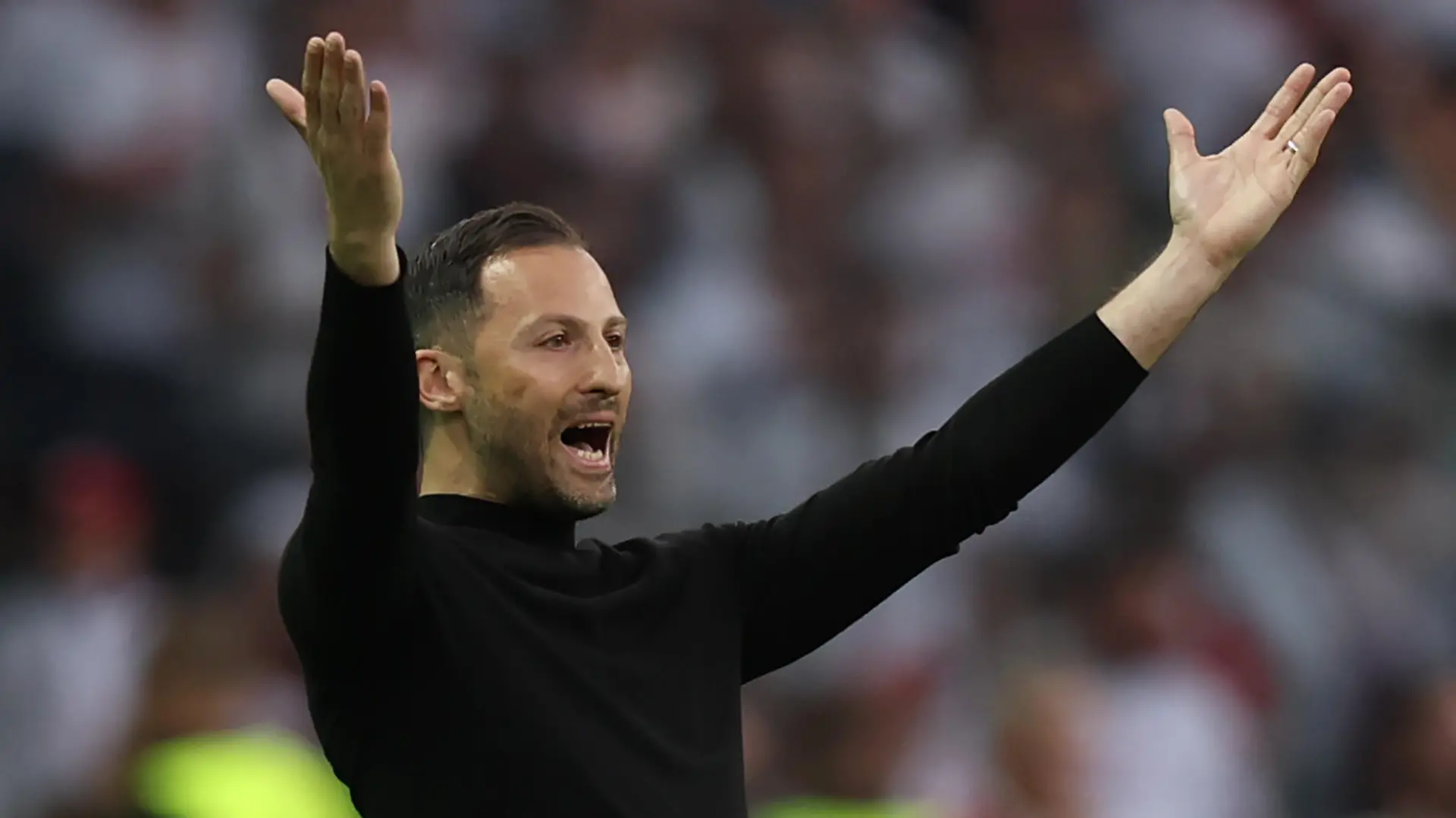 Fußball: DFB-Pokal, SC Freiburg - RB Leipzig, Finale, im Olympiastadion, Leipzigs Trainer Domenico Tedesco reagiert an der Seitenlinie. WICHTIGER HINWEIS: Gemäß den Vorgaben der DFL Deutsche Fußball Liga bzw. des DFB Deutscher Fußball-Bund ist es untersagt, in dem Stadion und/oder vom Spiel angefertigte Fotoaufnahmen in Form von Sequenzbildern und/oder videoähnlichen Fotostrecken zu verwerten bzw. verwerten zu lassen.