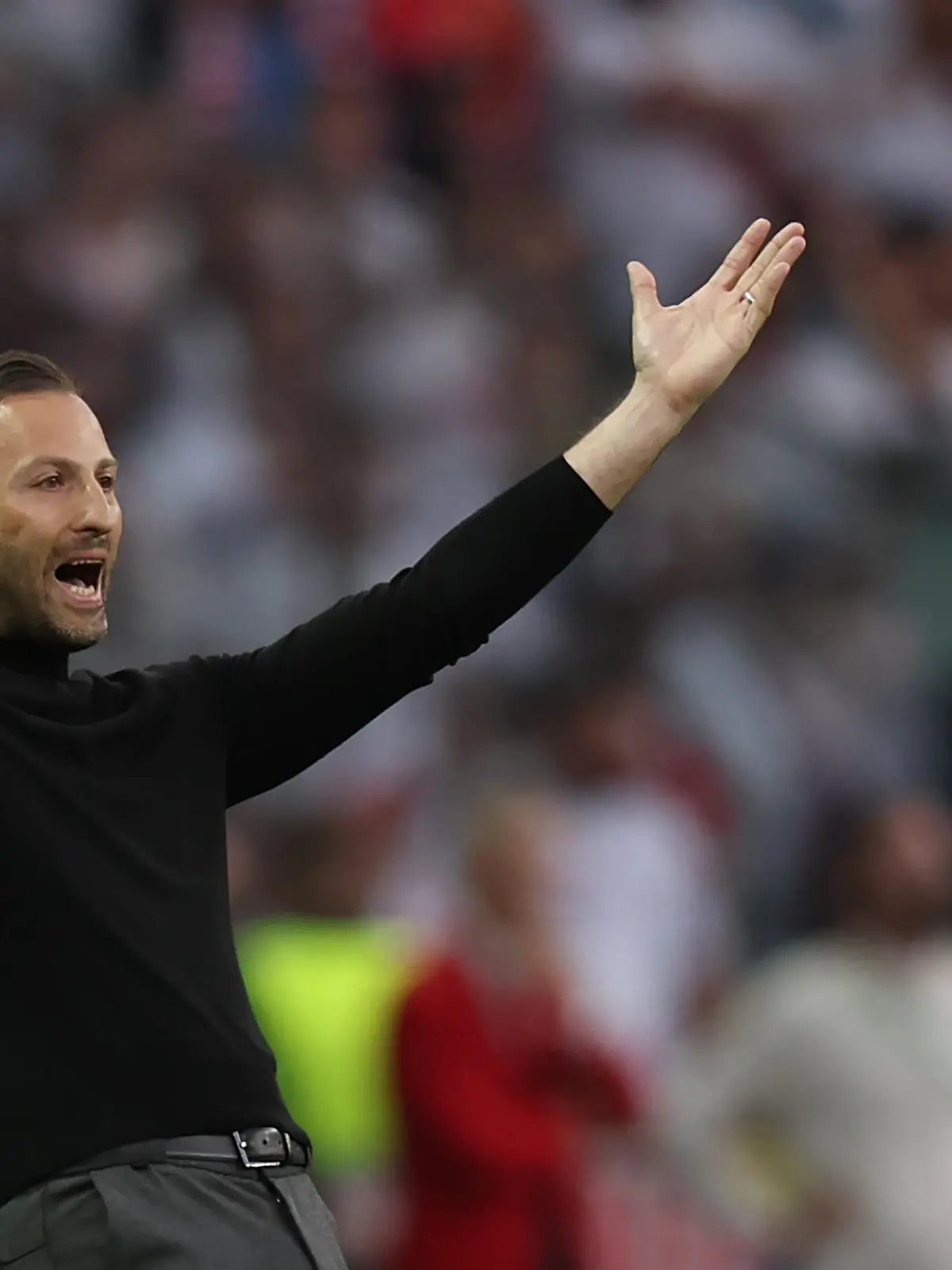 Fußball: DFB-Pokal, SC Freiburg - RB Leipzig, Finale, im Olympiastadion, Leipzigs Trainer Domenico Tedesco reagiert an der Seitenlinie. WICHTIGER HINWEIS: Gemäß den Vorgaben der DFL Deutsche Fußball Liga bzw. des DFB Deutscher Fußball-Bund ist es untersagt, in dem Stadion und/oder vom Spiel angefertigte Fotoaufnahmen in Form von Sequenzbildern und/oder videoähnlichen Fotostrecken zu verwerten bzw. verwerten zu lassen.
