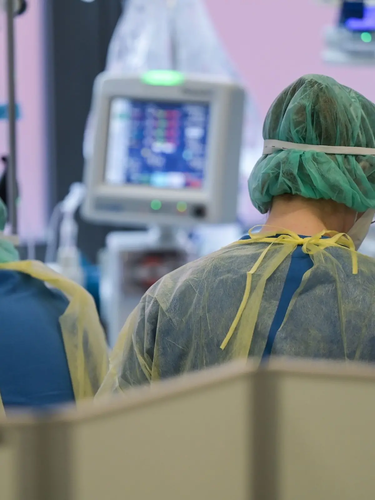 Bild zu: "Hat eine Ärztin ihre Tochter (13) mitoperieren lassen?"