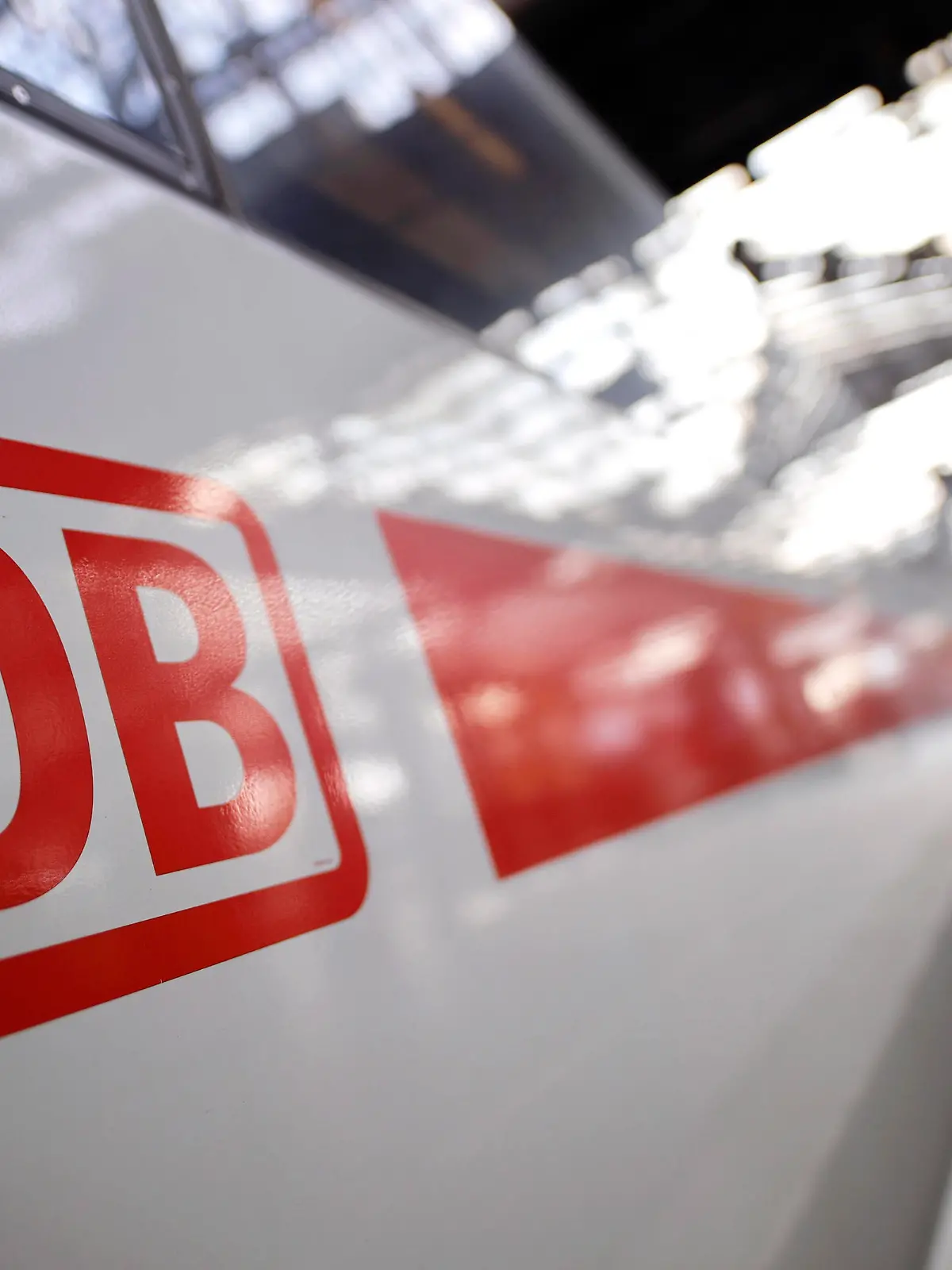 Preiserhöhungen im Bord-Bistro der Deutschen Bahn haben große Diskussionen unter den Kunden ausgelöst. Im Bild ein ICE, wie er ein DB-Bordbistro enthält, am Kölner Hauptbahnhof. Themenbild, Symbolbild Köln, 02.05.2021 *** Price increases at Deutsche Bahns on-board bistro have sparked major discussions among customers Pictured is an ICE train, as it contains a DB on-board bistro, at Cologne Central Station Topic Image, Symbol Image Cologne, 02 05 2021 Foto:xC.xHardtx/xFuturexImage