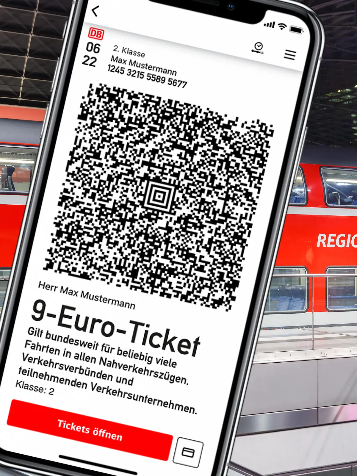  9-Euro-Ticket 9 Euro Ticket auf dem Handy mit Regionalbahn Regionalzug Fotomontage in Berlin, Deutschland Berlin, Deutschland - 17. Mai 2022: 9-Euro-Ticket 9 Euro Ticket auf dem Handy mit Regionalbahn Regionalzug Fotomontage in Berlin, Deutschland. *** 9 Euro ticket 9 Euro ticket on cell phone with regional train regional train photo montage in Berlin, Germany Berlin, Germany 17 May 2022 9 Euro ticket 9 Euro ticket on cell phone with regional train regional train photo montage in Berlin, Germany