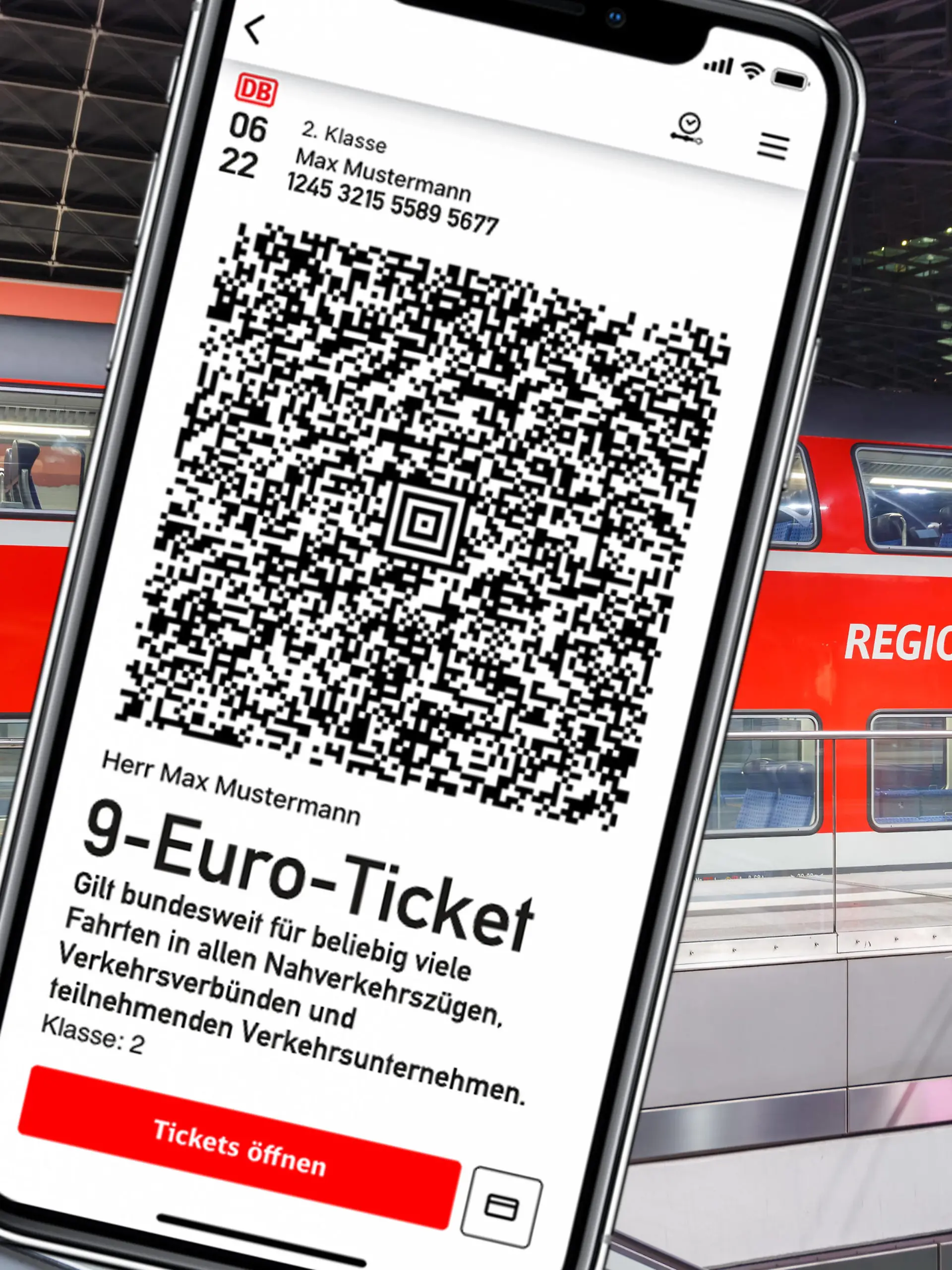  9-Euro-Ticket 9 Euro Ticket auf dem Handy mit Regionalbahn Regionalzug Fotomontage in Berlin, Deutschland Berlin, Deutschland - 17. Mai 2022: 9-Euro-Ticket 9 Euro Ticket auf dem Handy mit Regionalbahn Regionalzug Fotomontage in Berlin, Deutschland. *** 9 Euro ticket 9 Euro ticket on cell phone with regional train regional train photo montage in Berlin, Germany Berlin, Germany 17 May 2022 9 Euro ticket 9 Euro ticket on cell phone with regional train regional train photo montage in Berlin, Germany