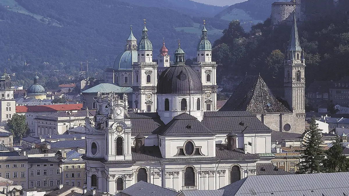 Stadtansicht von Salzburg mit dem Dom.