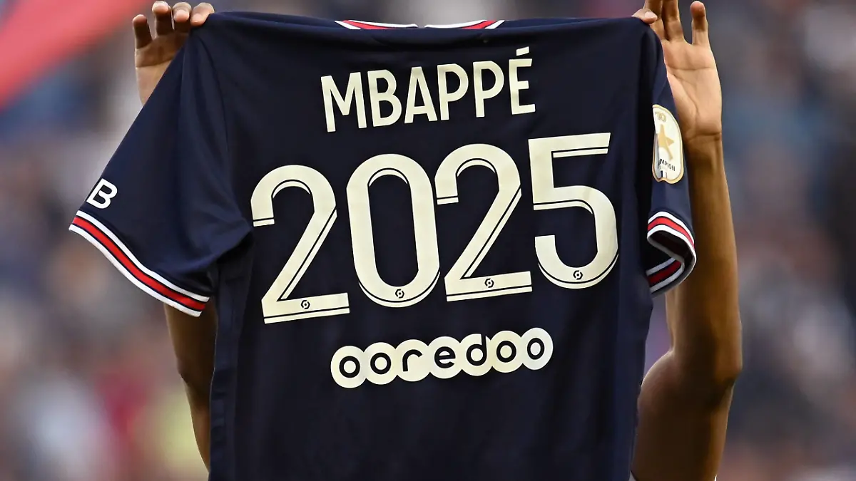 Kylian Mbappe with the president Nasser announces that he will stay at PSG during the match between PSG and FC Metz at the Parc des Princes in Paris on May 21, 2022. PUBLICATIONxINxGERxSUIxAUTxONLY JulienxMattiax/xLexPictorium LePictorium_0263435