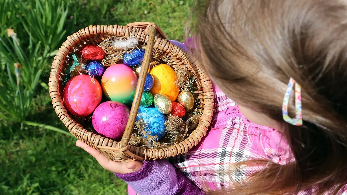 Eierschalen, die mit Lebensmittelfarben bemalt wurden, gehören in die Biotonne. Wurden sie aber mit Glitzer oder Metallicfarben eingefärbt, müssen sie in den Restmüll geworfen werden.