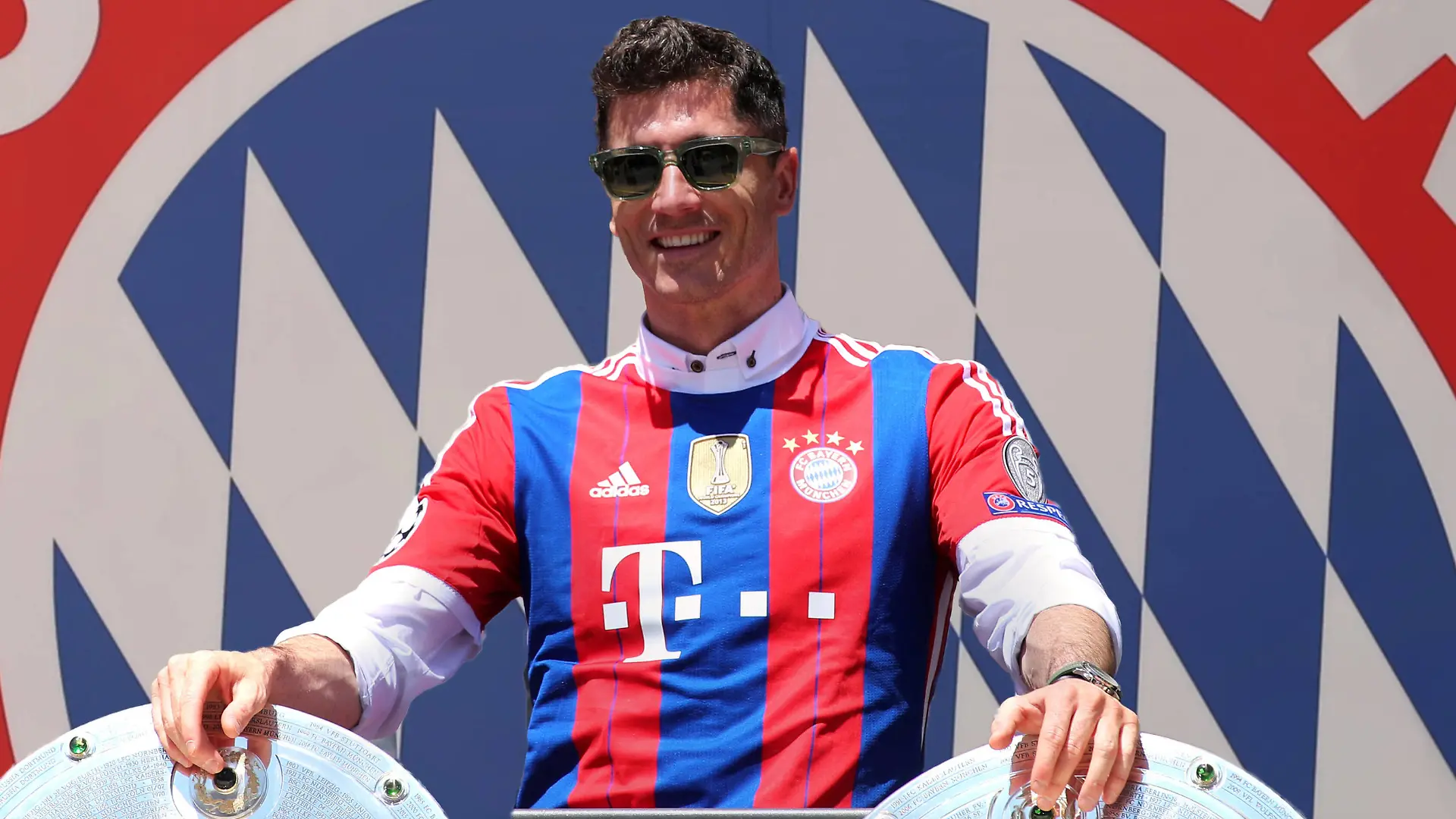 München, Deutschland 15. Mai 2022: Fussball, Herren, Saison 2021/2022, FC Bayern München, Robert Lewandowski Robert Lewandowski FC Bayern München in einer Fotomontage, als Symbolbild, bleibt er oder geht er Im Hintergrund das Logo, Wappen des Vereins *** Munich, Germany 15 May 2022 football, men, season 2021 2022, FC Bayern Munich, Robert Lewandowski Robert Lewandowski FC Bayern Munich in a photo montage, as a symbol image, he stays or he goes In the background the logo, coat of arms of the club