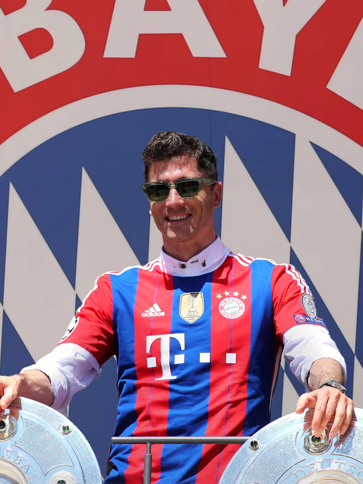 München, Deutschland 15. Mai 2022: Fussball, Herren, Saison 2021/2022, FC Bayern München, Robert Lewandowski Robert Lewandowski FC Bayern München in einer Fotomontage, als Symbolbild, bleibt er oder geht er  Im Hintergrund das Logo, Wappen des Vereins *** Munich, Germany 15 May 2022 football, men, season 2021 2022, FC Bayern Munich, Robert Lewandowski Robert Lewandowski FC Bayern Munich in a photo montage, as a symbol image, he stays or he goes In the background the logo, coat of arms of the club 