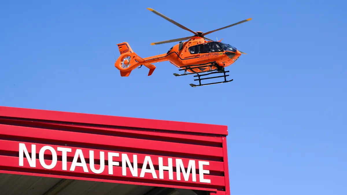 Ein Rettungshubschrauber der Luftrettung fliegt über der Notaufnahme der Medizinischen Hochschule Hannover MHH. Die umstrittene Neuaufstellung der Kliniken in Deutschland kommt voran. Die Regierung schickt Pläne für eine Krankenhausreform ins Parlament.