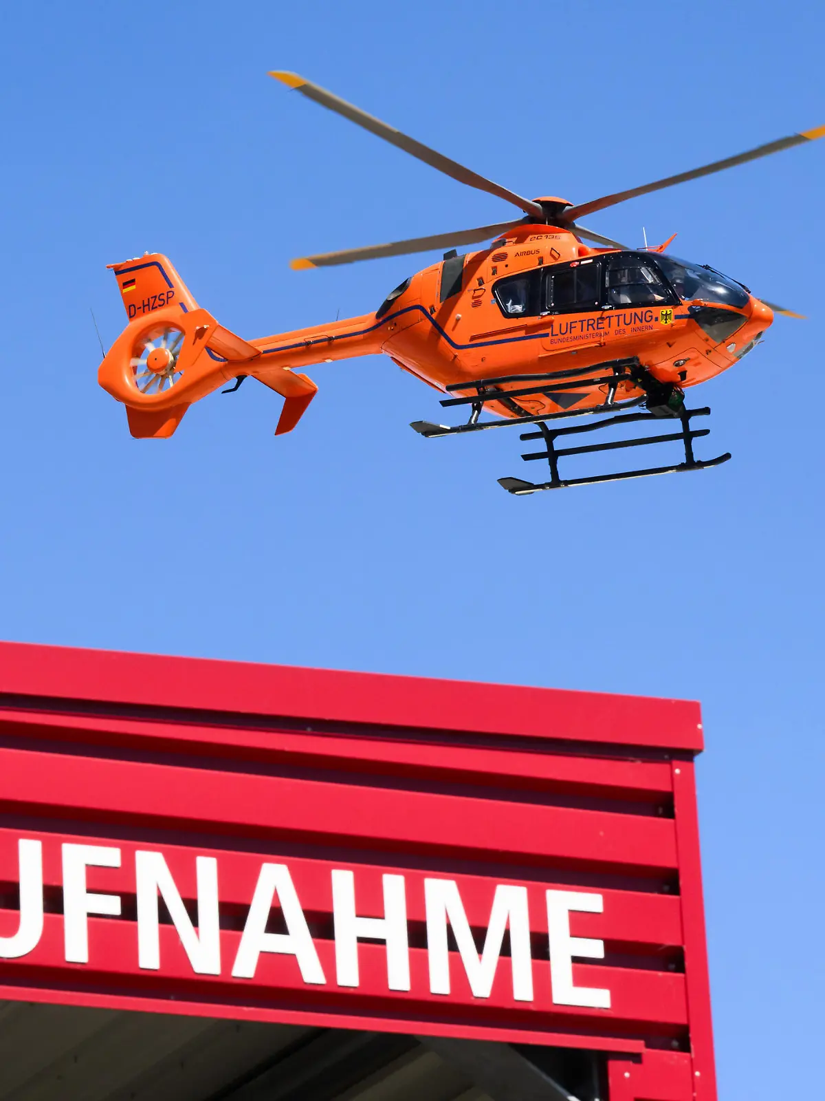 Ein Rettungshubschrauber der Luftrettung fliegt über der Notaufnahme der Medizinischen Hochschule Hannover MHH. Die umstrittene Neuaufstellung der Kliniken in Deutschland kommt voran. Die Regierung schickt Pläne für eine Krankenhausreform ins Parlament.