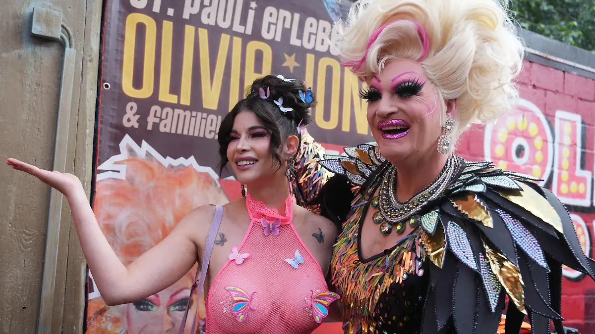 28.05.2024, Hamburg: Drag Queen Olivia Jones (r) steht neben Micaela Schäfer während der ·Olivia Jones Sommerparty 2024· und des fünfjährigen Jubiläums des «The Bunny Burlesque St Pauli» in der Großen Freiheit unweit der Reeperbahn. Foto: Marcus Brandt/dpa +++ dpa-Bildfunk +++
