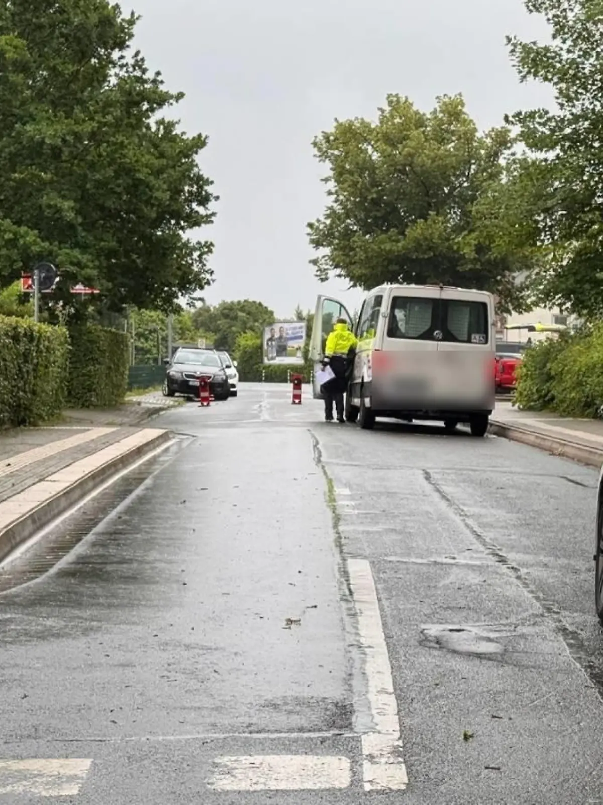 Die Polizei ist nach dem Unfall mit dem Schulkind vor Ort und ermittelt, wie es dazu kommen konnte.
