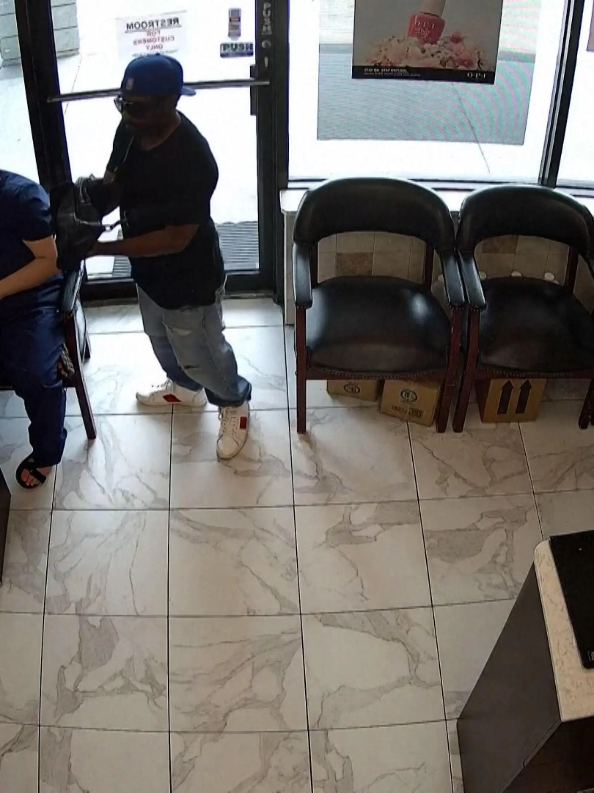 Dieser Überfall verläuft aber mal so gar nicht nach Plan! In der US-Großstadt Atlanta versucht ein Mann ein Nagelstudio auszurauben – doch die Mitarbeiter ignorieren ihn einfach. Ein Mann an der Kasse telefoniert sogar seelenruhig weiter.