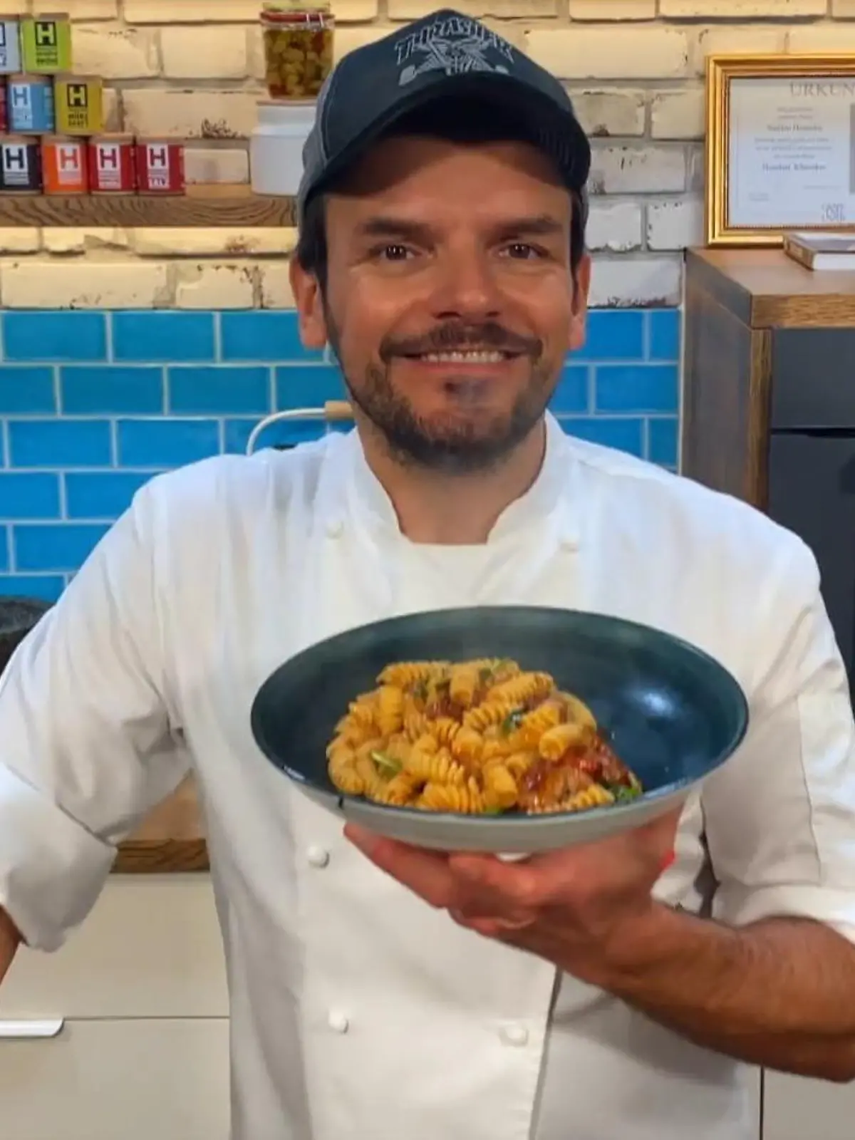 Wer sagt, dass eine Bratwurst auf den Grill muss? Der Henssler formt sie zu kleinen Kugeln und brät sie in der Pfanne an. Zusammen mit Zwiebeln, Knoblauch, Spinat und etwas Tomatenmark wird daraus eine leckere Pasta-Sauce – und das in gerade mal 15 Minuten!