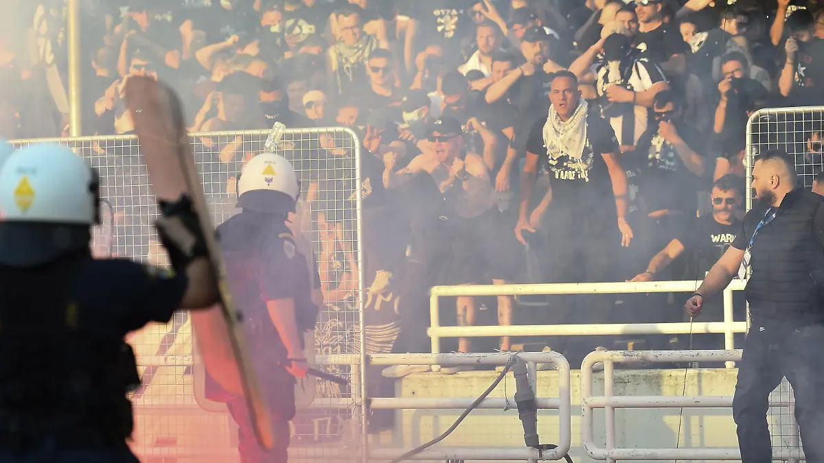 Panathinaikos fans clash with police before the Greek Cup Final soccer match between Panathinaikos and PAOK at the Olympic stadium in Athens, Greece, Saturday, May 21, 2022. (Photo by Dimitris Lampropoulos/NurPhoto)