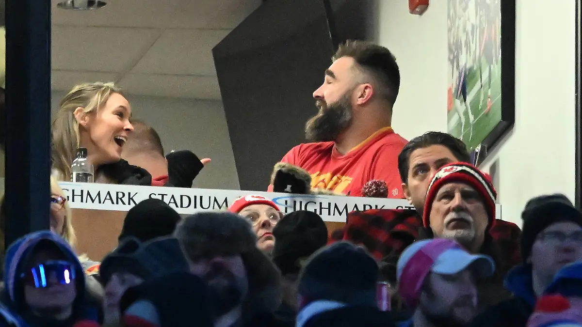 NFL, American Football Herren, USA AFC Divisional Round-Kansas City Chiefs at Buffalo Bills Jan 21, 2024 Orchard Park, New York, USA Jason Kelce right and Kylie Kelce left watch the game from the suites in the first half of the 2024 AFC divisional round game between the Buffalo Bills and the Kansas City Chiefs at Highmark Stadium. Orchard Park Highmark Stadium New York USA, EDITORIAL USE ONLY PUBLICATIONxINxGERxSUIxAUTxONLY Copyright: xMarkxKoneznyx 20240121_mcd_bk3_143