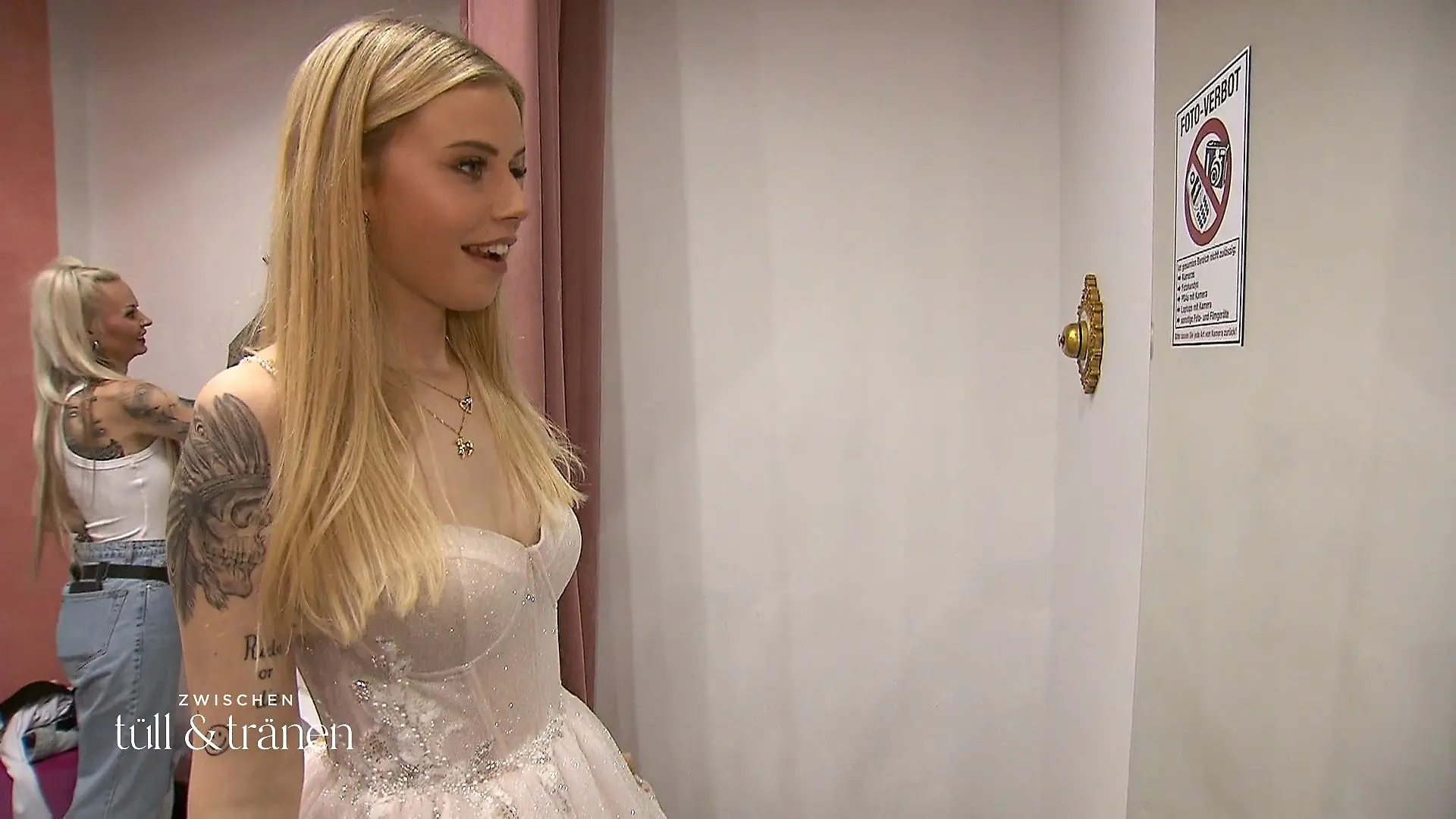 Wie wird Alessa das erste Kleid gefallen? Glitzer ohne Ende