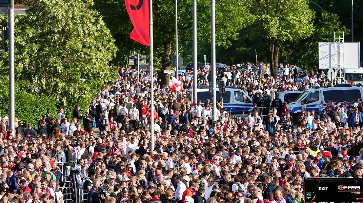 21.05.2022, Berlin: Fußball: DFB-Pokal, SC Freiburg - RB Leipzig, Finale, Olympiastadion. Fans stehen vor dem Spiel am Eingang am Südtor.(WICHTIGER HINWEIS: Gemäß den Vorgaben der DFL Deutsche Fußball Liga bzw. des DFB Deutscher Fußball-Bund ist es untersagt, in dem Stadion und/oder vom Spiel angefertigte Fotoaufnahmen in Form von Sequenzbildern und/oder videoähnlichen Fotostrecken zu verwerten bzw. verwerten zu lassen.) Foto: Soeren Stache/dpa +++ dpa-Bildfunk +++