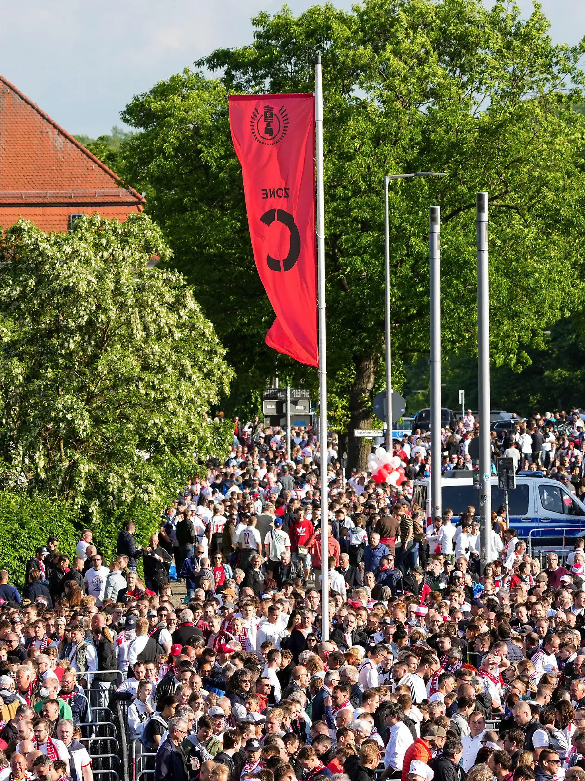 21.05.2022, Berlin: Fußball: DFB-Pokal, SC Freiburg - RB Leipzig, Finale, Olympiastadion. Fans stehen vor dem Spiel am Eingang am Südtor.(WICHTIGER HINWEIS: Gemäß den Vorgaben der DFL Deutsche Fußball Liga bzw. des DFB Deutscher Fußball-Bund ist es untersagt, in dem Stadion und/oder vom Spiel angefertigte Fotoaufnahmen in Form von Sequenzbildern und/oder videoähnlichen Fotostrecken zu verwerten bzw. verwerten zu lassen.) Foto: Soeren Stache/dpa +++ dpa-Bildfunk +++