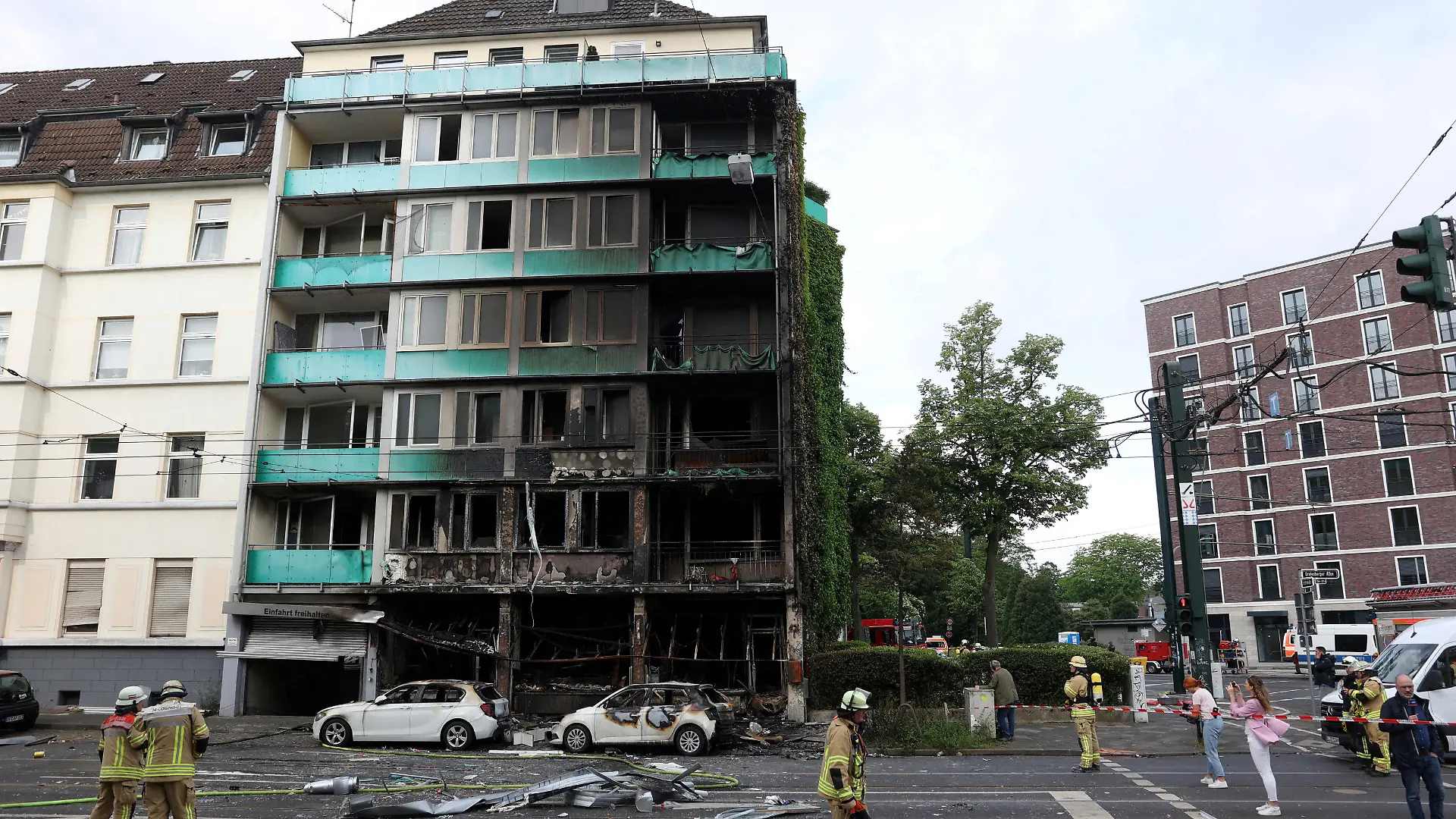 A general view shows the scene after an overnight explosion inside a kiosk killed three people and injured sixteen others in the western German city of Duesseldorf, Germany, May 16, 2024. REUTERS/Thilo Schmuelgen TPX IMAGES OF THE DAY