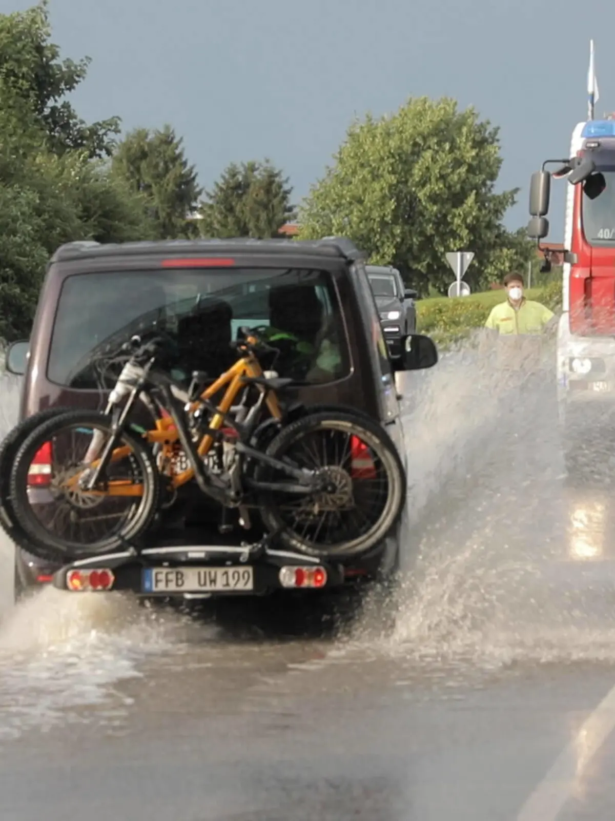 ID 353 Schon wieder Hochwasseralarm in Südbayern. Schwere Gewitter und Unwetter zogen über den Landkreis Miesbach hinweg. Die Unwetterfront zog von der Schweiz einmal quer über Südbayern. Die Feuerwehren sind aktuell im Dauereinsatz. Der Aufzug der Unwetterfront war bei Irschenberg ziemlich spektakulär. Neben größeren Hagelansammlungen gab es durch den kurzen aber heftigen Starkregen wieder Überschwemmungen. Flüsse führten Hochwasser. Die B 472 wurde an der Autobahnabfahrt überflutet. Die Feuerwehr stand bis zur Hüfte im Wasser. Autofahrer mussten durch überflutete Straßen fahren. Staatstraße 18 zwischen Grossswaig und Auerschmied verschüttete eine Mure die Straße. Schwere Technik war im Einsatz, musste die Straße wieder freiräumen. Im ges 