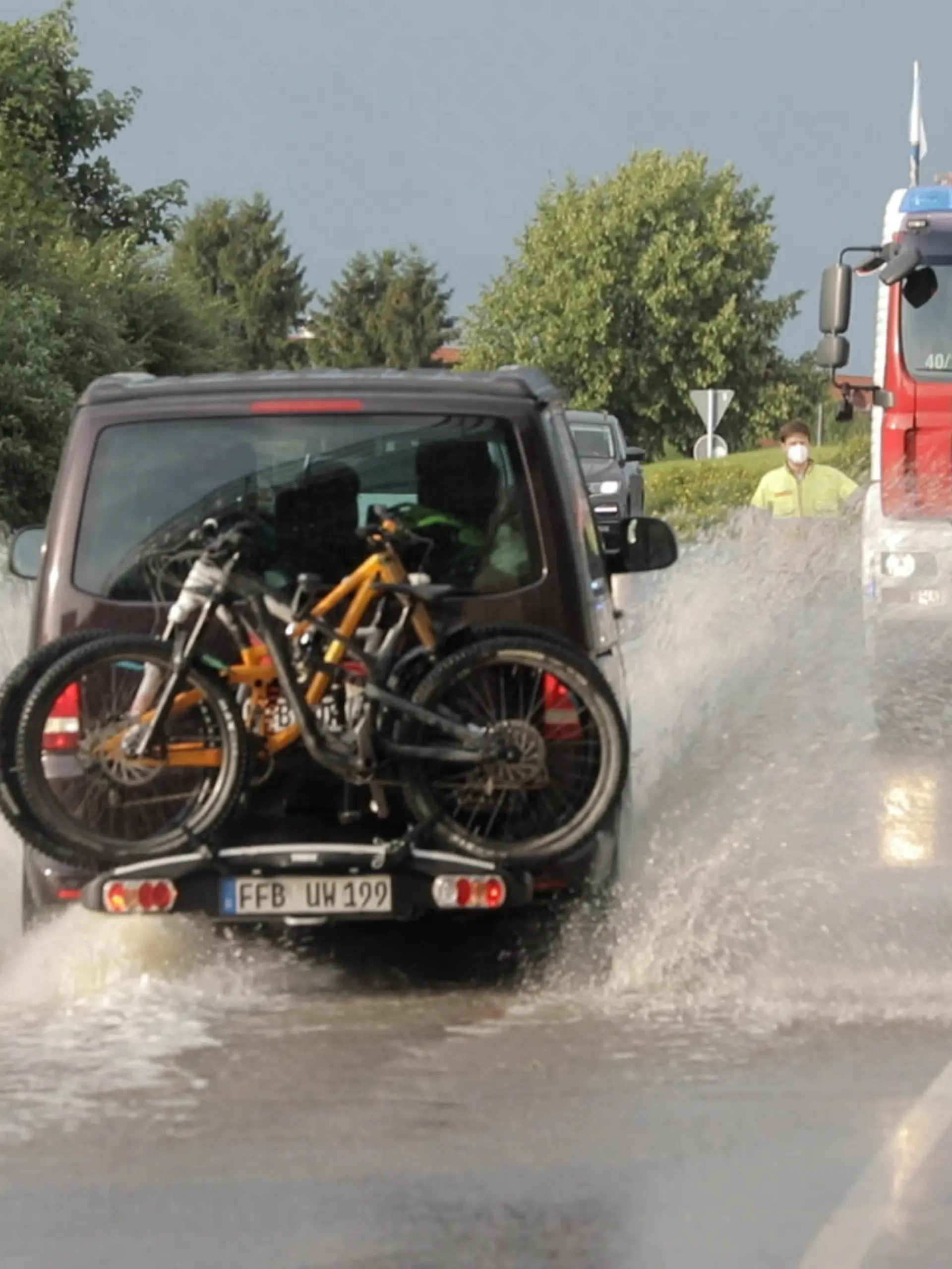 ID 353 Schon wieder Hochwasseralarm in Südbayern. Schwere Gewitter und Unwetter zogen über den Landkreis Miesbach hinweg. Die Unwetterfront zog von der Schweiz einmal quer über Südbayern. Die Feuerwehren sind aktuell im Dauereinsatz. Der Aufzug der Unwetterfront war bei Irschenberg ziemlich spektakulär. Neben größeren Hagelansammlungen gab es durch den kurzen aber heftigen Starkregen wieder Überschwemmungen. Flüsse führten Hochwasser. Die B 472 wurde an der Autobahnabfahrt überflutet. Die Feuerwehr stand bis zur Hüfte im Wasser. Autofahrer mussten durch überflutete Straßen fahren. Staatstraße 18 zwischen Grossswaig und Auerschmied verschüttete eine Mure die Straße. Schwere Technik war im Einsatz, musste die Straße wieder freiräumen. Im ges 