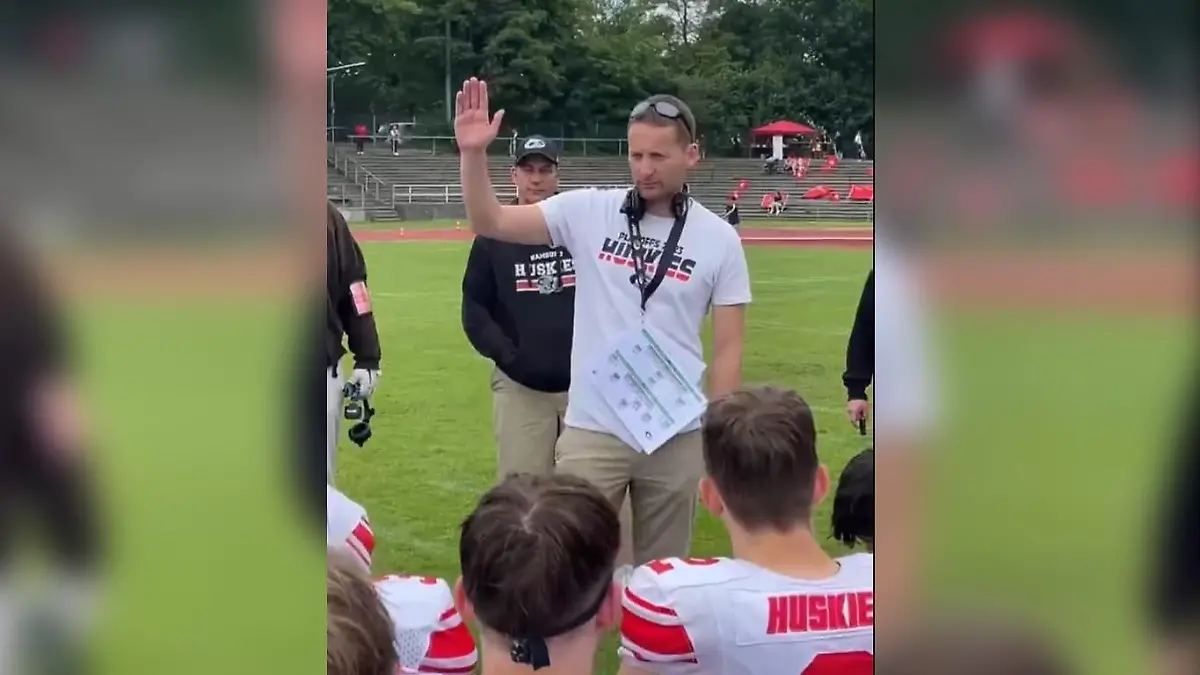 Johannes Liebnau während der Ansprache an seine Spieler.