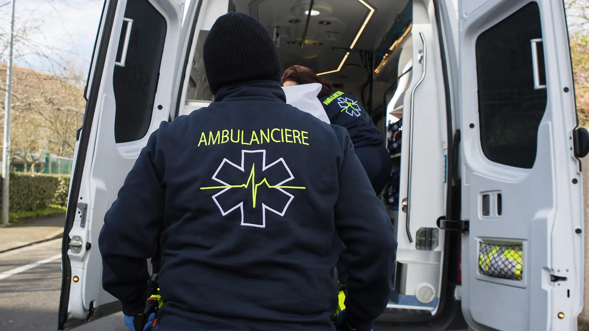 France, Blagnac, 18-01-2024. Paramedics evacuate an elderly person from the Residence de Vinci nursing home of the Domus Vi group in the suburbs of Toulouse in Haute-Garonne. Early in the morning, a fire broke out on the 3rd and last floor of the building, residents were evacuated after inhaling the smoke. France, Blagnac, 18-01-2024. Des ambulancieres evacuent une personne agee de l Ehpad Residence de Vinci du groupe Domus Vi dans la banlieue de Toulouse en Haute-Garonne. En tout debut de matinee, un feu incendie cest declare au 3e et dernier etage du batiment, des residents ont ete evacues apres avoir inhale les fumees.