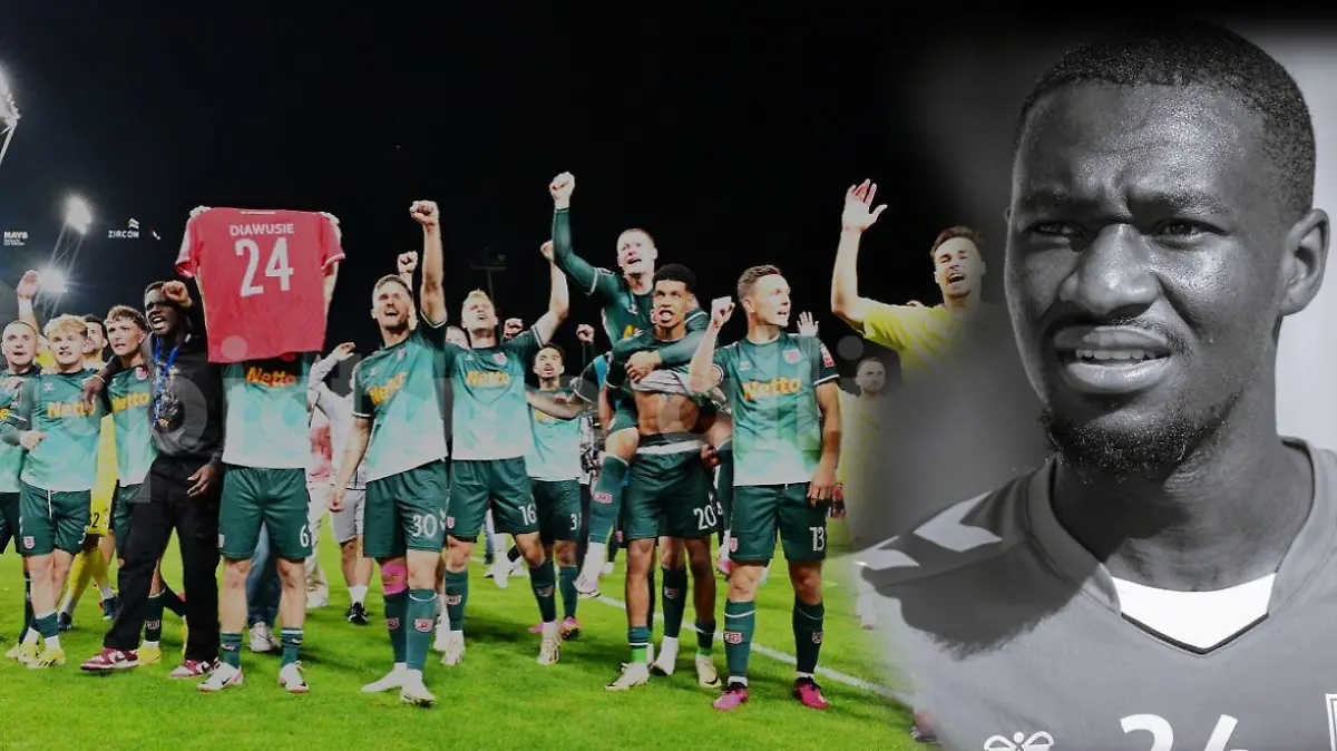Jahn Regensburg hält nach Aufstieg ein Trikot mit dem Namen des ehemaligen Mitspielers Agyemang Diawusie hoch.