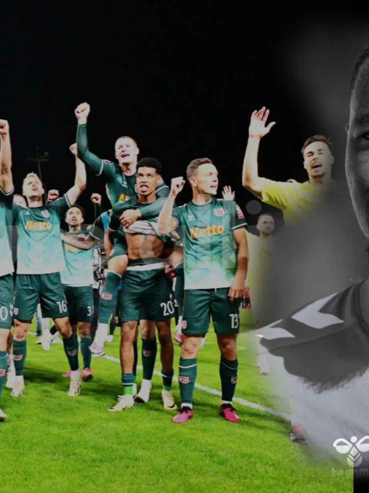 Jahn Regensburg hält nach Aufstieg ein Trikot mit dem Namen des ehemaligen Mitspielers Agyemang Diawusie hoch.