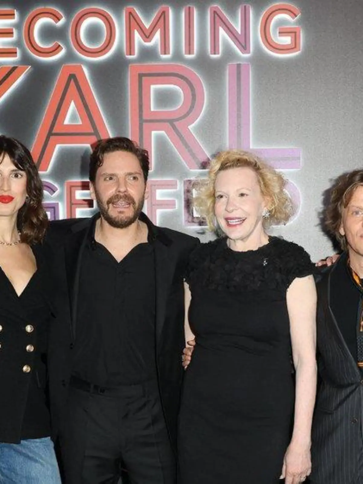 "Becoming Karl Lagerfeld" feiert Premiere in Paris