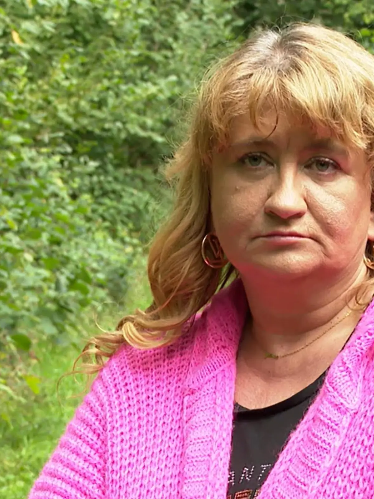 Eine Frau blickt in die Kamera.