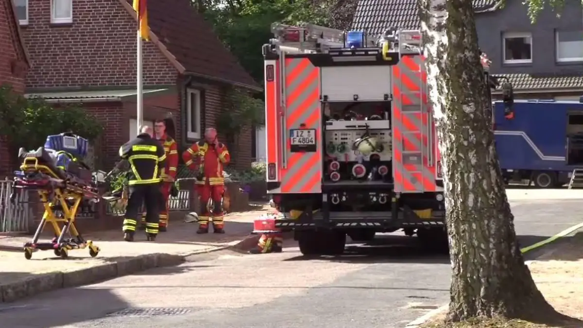 Auch Feuerwehr und Kampfmittelräumdienst waren in Itzehoe im Einsatz. Dort war in den frühen Morgenstunden ein Wohnhaus gestürmt worden. Die Polizei stellte Waffen sicher.