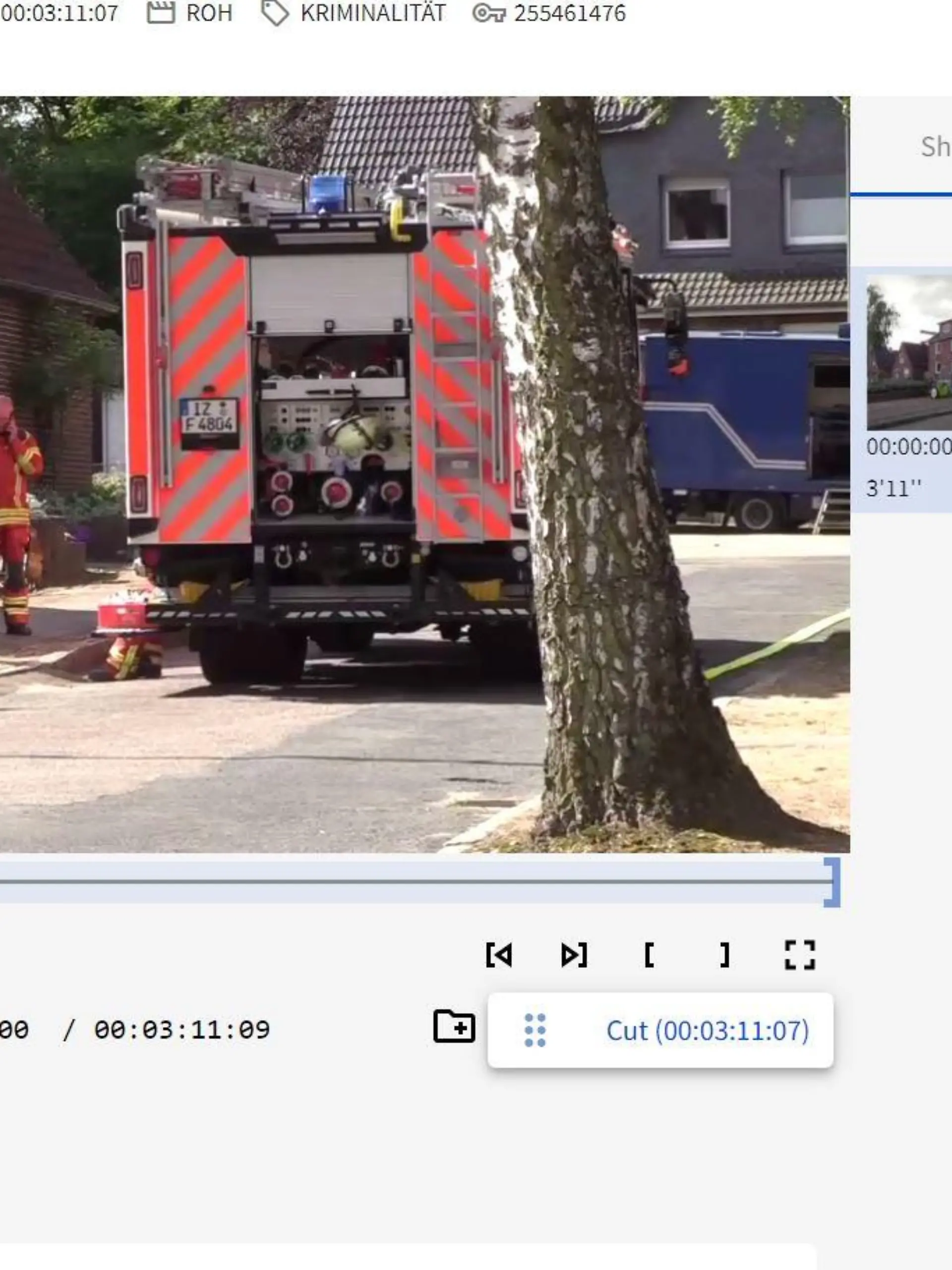 Auch Feuerwehr und Kampfmittelräumdienst waren in Itzehoe im Einsatz. Dort war in den frühen Morgenstunden ein Wohnhaus gestürmt worden. Die Polizei stellte Waffen sicher.