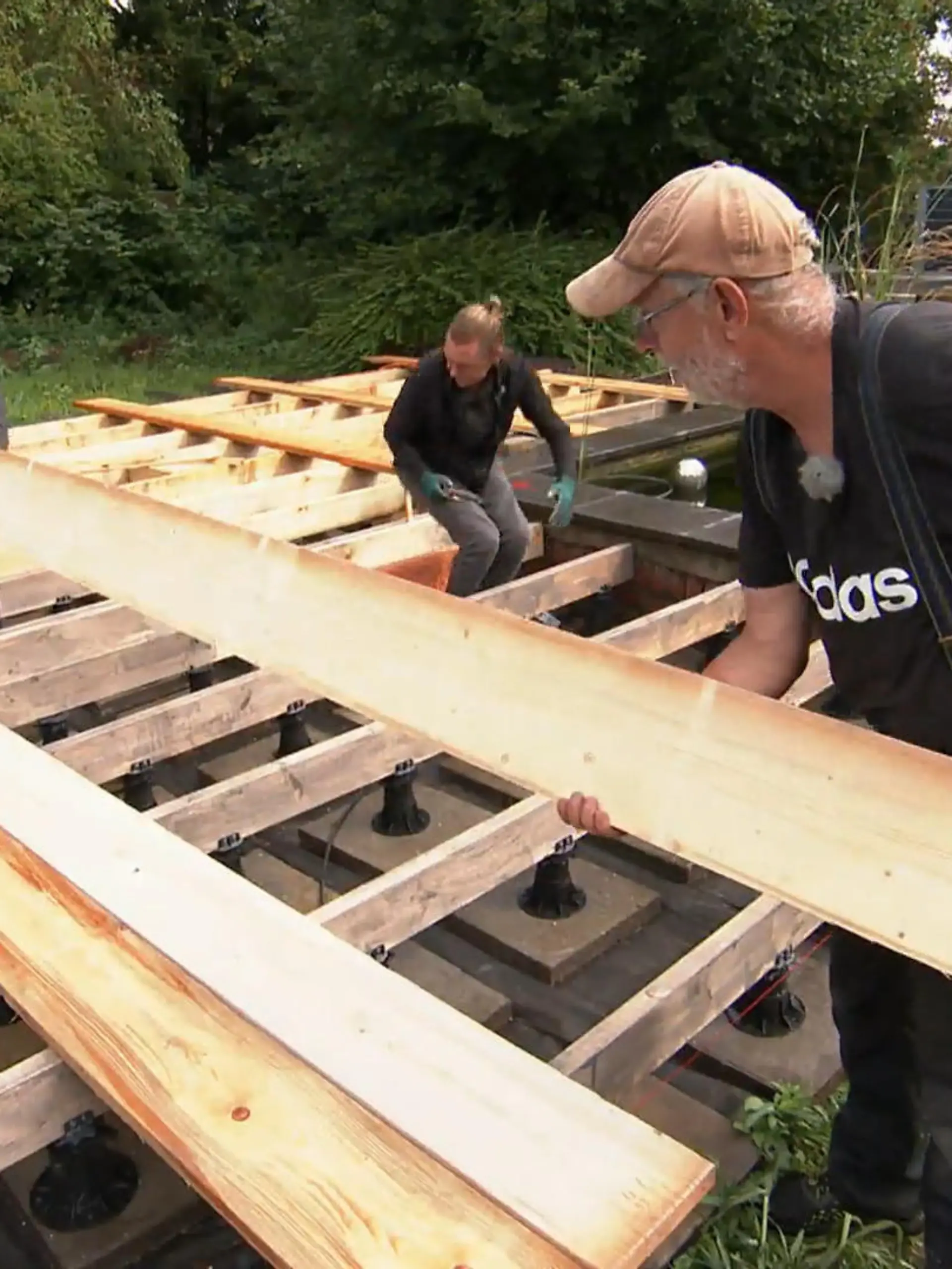 Bild zu: "Andy hat genauen Plan für die Holz-Bohlen"