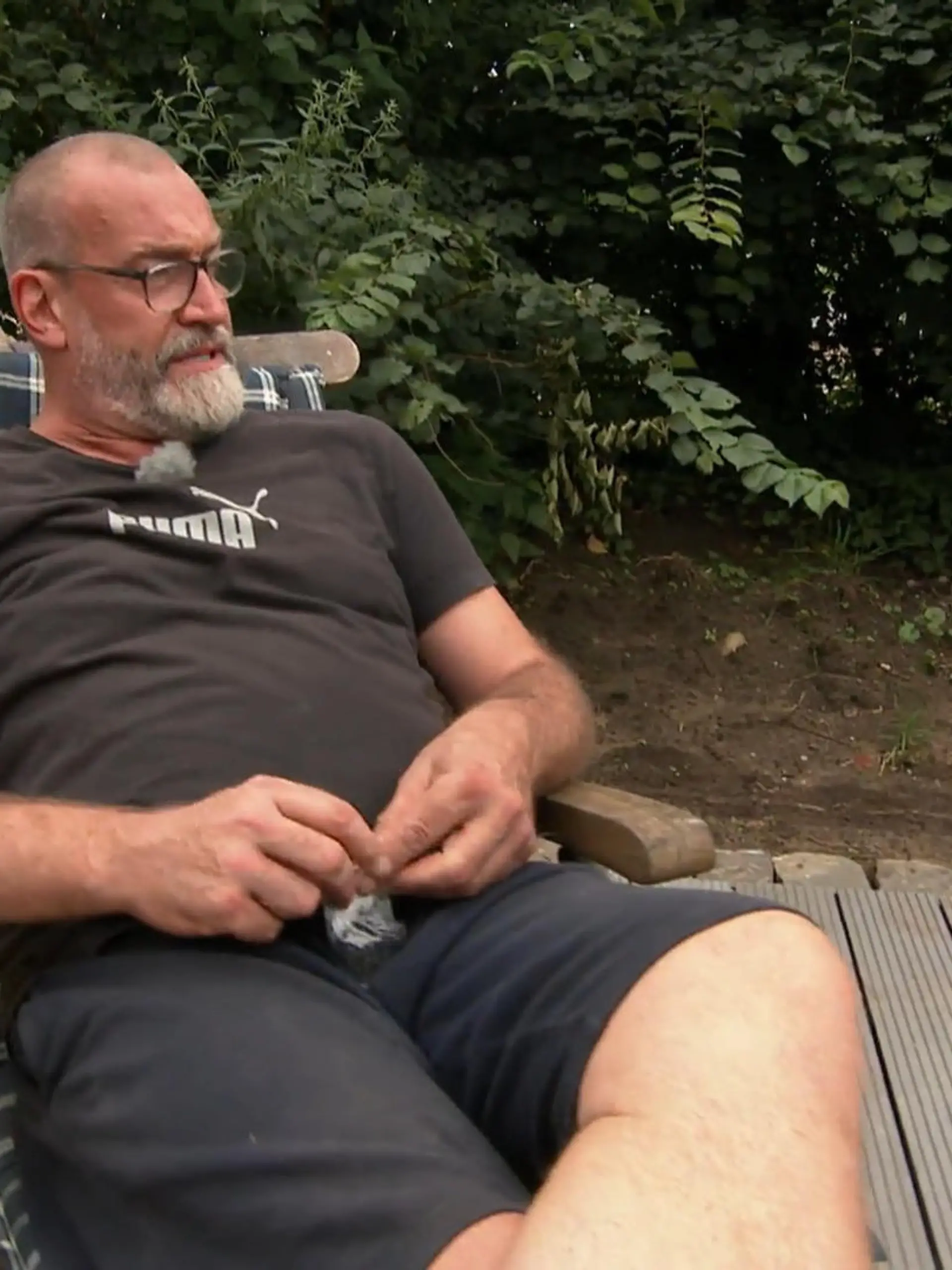 Bild zu: "Dennis verlegt Dielen, Frank legt Füße hoch"