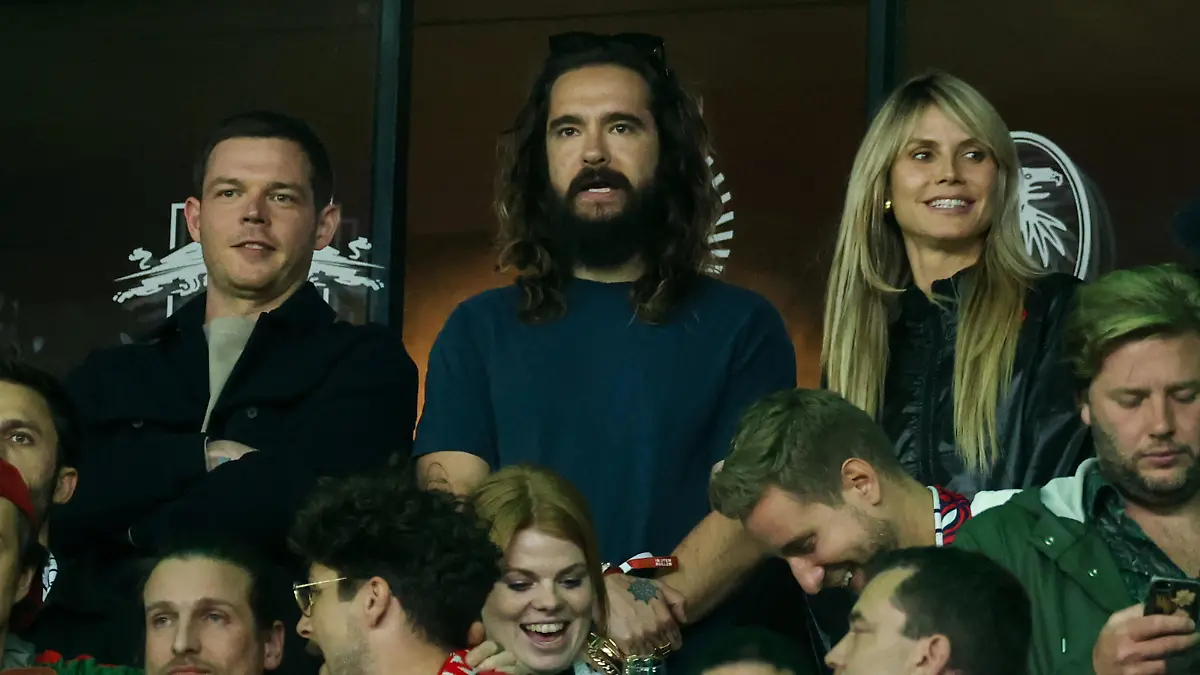 Fußball: DFB-Pokal, SC Freiburg - RB Leipzig, Finale, Olympiastadion. Robert Listing (oben, l-r) und Tom Kaulitz von Tokio Hotel sind mit Heidi Klum auf der Tribüne.(WICHTIGER HINWEIS: Gemäß den Vorgaben der DFL Deutsche Fußball Liga bzw. des DFB Deutscher Fußball-Bund ist es untersagt, in dem Stadion und/oder vom Spiel angefertigte Fotoaufnahmen in Form von Sequenzbildern und/oder videoähnlichen Fotostrecken zu verwerten bzw. verwerten zu lassen.)