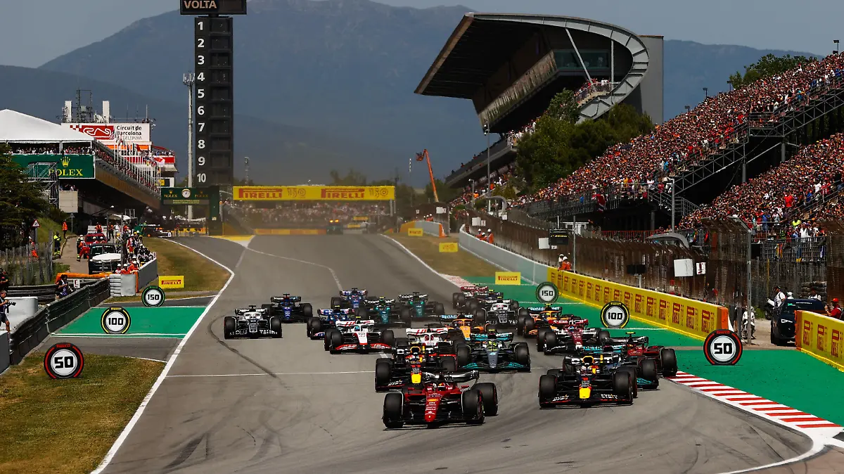 Formula 1 2022: Spanish GP CIRCUIT DE BARCELONA-CATALUNYA, SPAIN - MAY 22: Charles Leclerc, Ferrari F1-75, leads Max Verstappen, Red Bull Racing RB18, George Russell, Mercedes W13, Sergio Perez, Red Bull Racing RB18, Carlos Sainz, Ferrari F1-75, Sir Lewis Hamilton, Mercedes W13, and the rest of the field at the start during the Spanish GP at Circuit de Barcelona-Catalunya on Sunday May 22, 2022 in Barcelona, Spain. Photo by Andy Hone / LAT Images Images PUBLICATIONxINxGERxSUIxAUTxHUNxONLY GP2206_080322_ONZ6234 