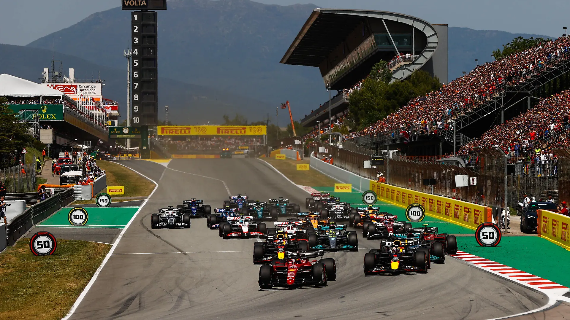Formula 1 2022: Spanish GP CIRCUIT DE BARCELONA-CATALUNYA, SPAIN - MAY 22: Charles Leclerc, Ferrari F1-75, leads Max Verstappen, Red Bull Racing RB18, George Russell, Mercedes W13, Sergio Perez, Red Bull Racing RB18, Carlos Sainz, Ferrari F1-75, Sir Lewis Hamilton, Mercedes W13, and the rest of the field at the start during the Spanish GP at Circuit de Barcelona-Catalunya on Sunday May 22, 2022 in Barcelona, Spain. Photo by Andy Hone / LAT Images Images PUBLICATIONxINxGERxSUIxAUTxHUNxONLY GP2206_080322_ONZ6234
