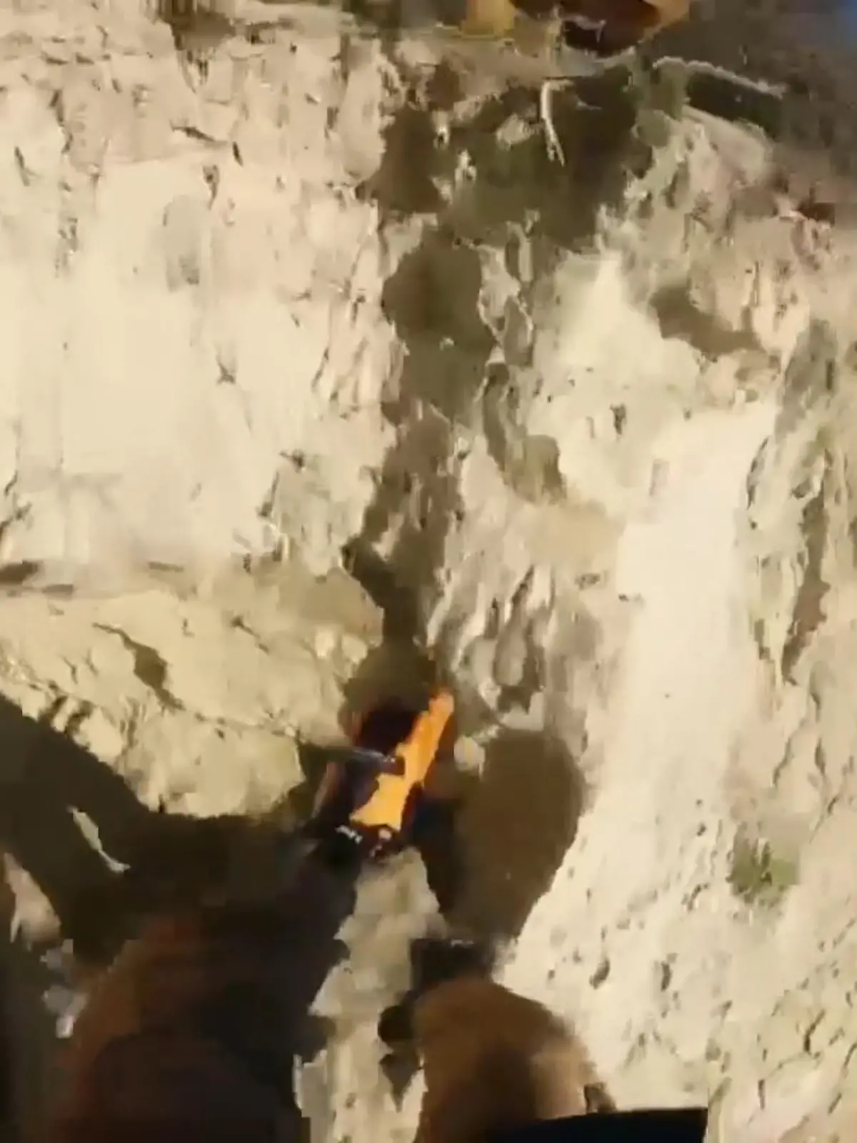 Ein Fischer setzt in Kalifornien einen Notruf und meldet einen Mann auf einer Klippe. Die Behörden schicken einen Hubschrauber zur Bergung des Mannes. Ein Helfer seilt sich ab und legt dem Mann einen Gurt um und sie bringen ihn auf sicheren Boden zurück.