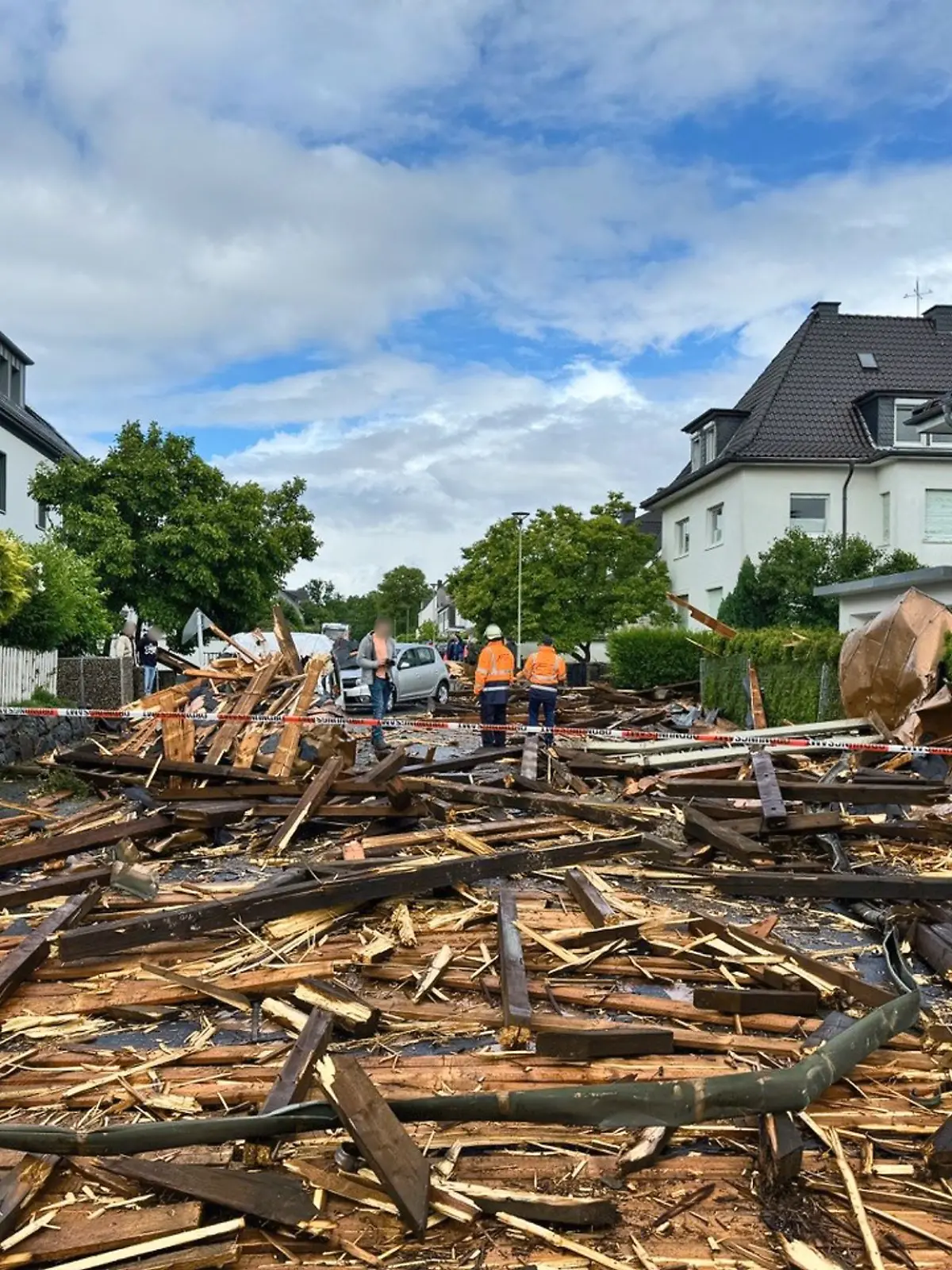 Bild zu: "Heftiger Wind deckt Kirchdach ab und reißt Bäume um"