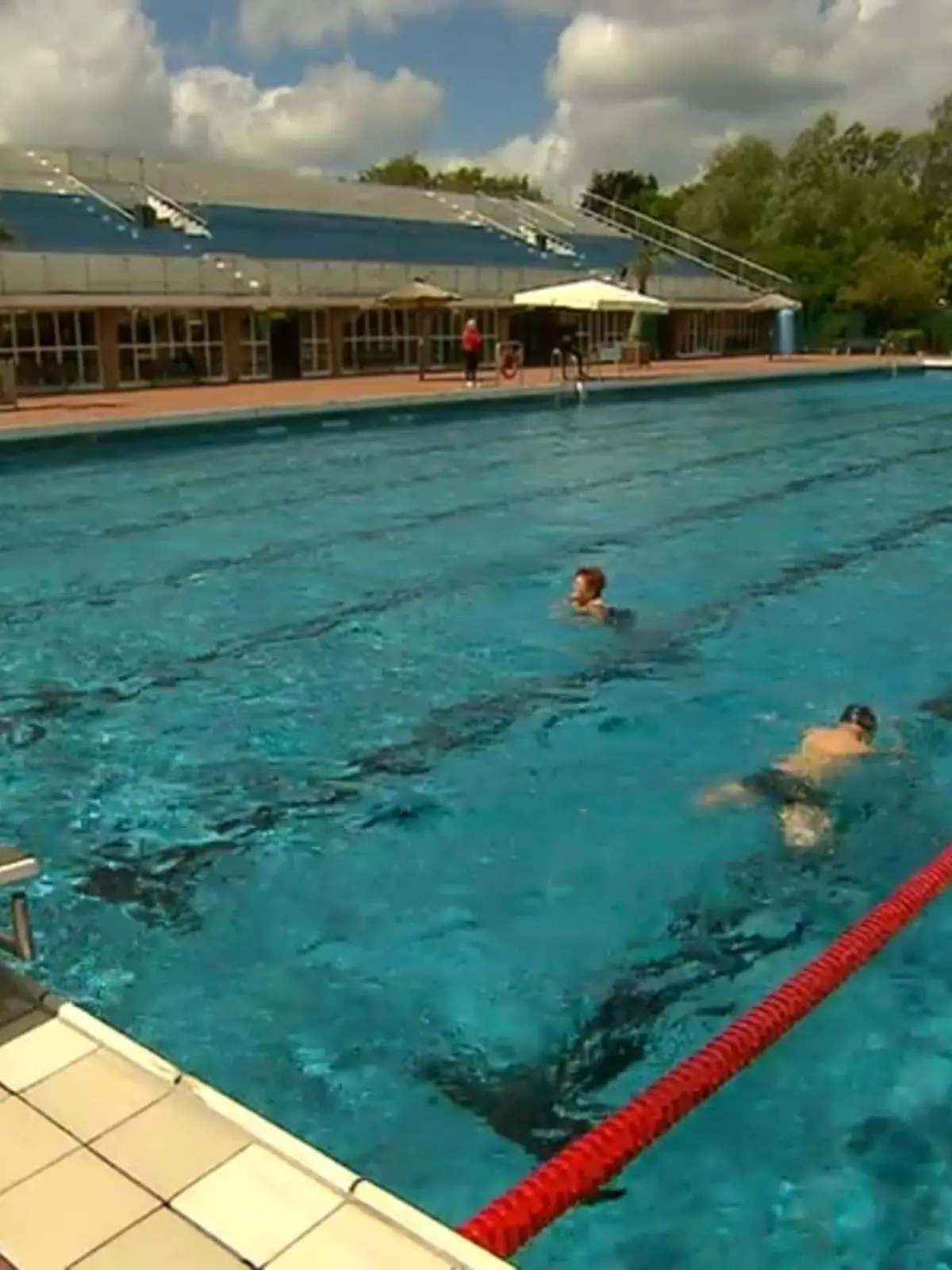 Bild zu: "Ausweispflicht im Freibad"