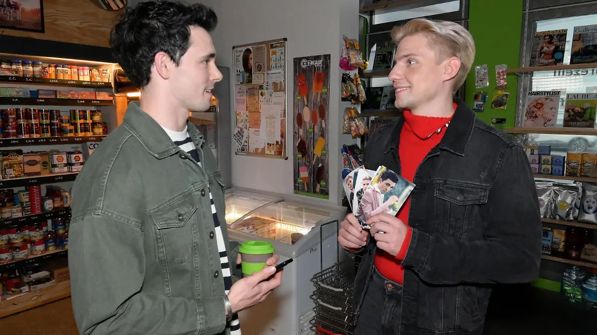 Luis (Marc Weinmann, l.) und Moritz (Lennart Borchert) hoffen, dass ihre Kampagenenidee ein Erfolg wird.
+++ Die Verwendung des sendungsbezogenen Materials ist nur mit dem Hinweis und Verlinkung auf RTL+ gestattet. +++