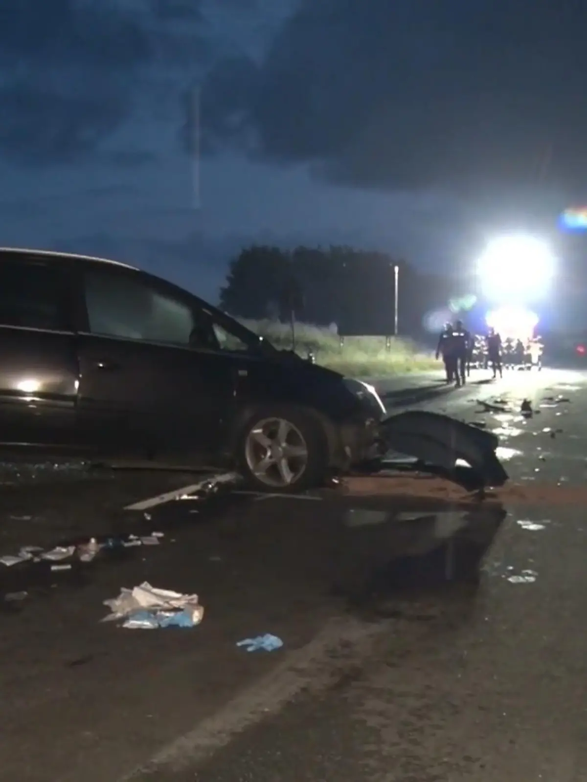 Bei Löningen in Niedersachsen kommt es zu einem schweren Unfall. Doch viele Fahrer ignorieren diesen und fahren einfach vorbei anstatt zu helfen!