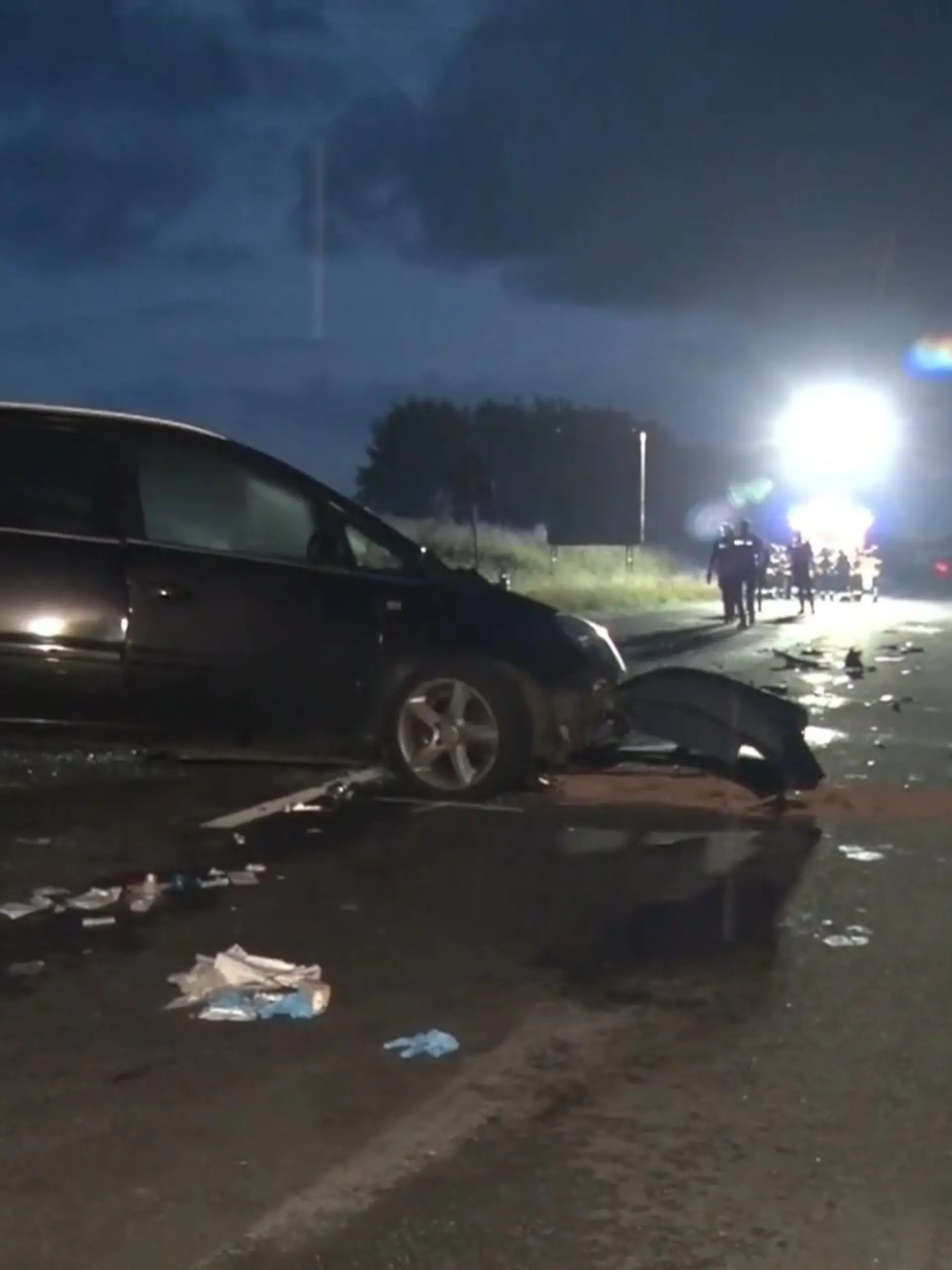 Bei Löningen in Niedersachsen kommt es zu einem schweren Unfall. Doch viele Fahrer ignorieren diesen und fahren einfach vorbei anstatt zu helfen!