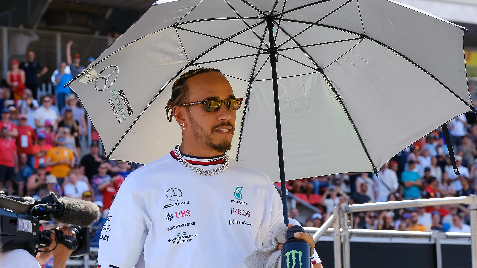 Lewis Hamilton UK, Mercedes AMG Petronas F1 Team, 44 mit Sonnenschirm, ESP, Formula One Pirelli Gran Premio de Espana, Formel 1, Sunday, Saison 2022, 22.05.2022, ESP, Formula One Pirelli Gran Premio de Espana, Formel 1, Sunday, Saison 2022, 22.05.2022, Barcelona *** Lewis Hamilton UK, Mercedes AMG Petronas F1 Team, 44 with parasol, ESP, Formula One Pirelli Gran Premio de Espana, Formula 1, Sunday, season 2022, 22 05 2022, ESP, Formula One Pirelli Gran Premio de Espana, Formula 1, Sunday, season 2022, 22 05 2022, Barcelona Copyright: xEibner-Pressefotox EP_EER