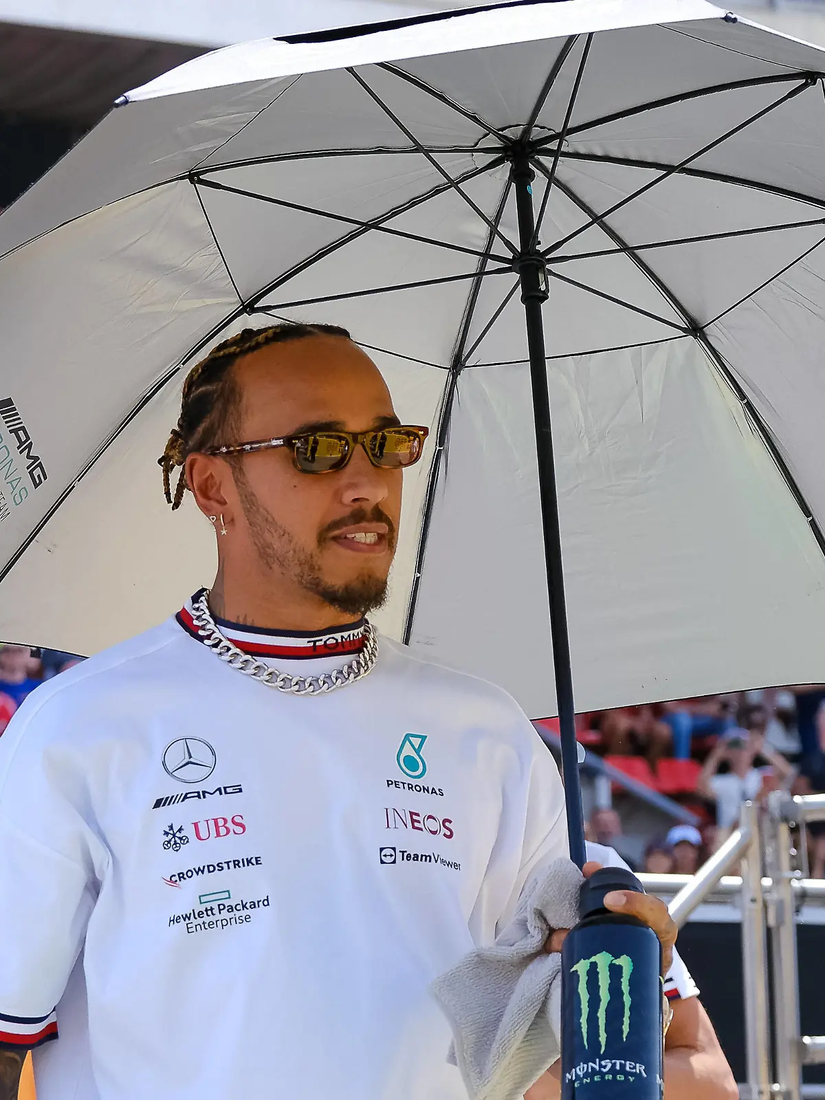 Lewis Hamilton UK, Mercedes AMG Petronas F1 Team, 44 mit Sonnenschirm, ESP, Formula One Pirelli Gran Premio de Espana, Formel 1, Sunday, Saison 2022, 22.05.2022, ESP, Formula One Pirelli Gran Premio de Espana, Formel 1, Sunday, Saison 2022, 22.05.2022, Barcelona *** Lewis Hamilton UK, Mercedes AMG Petronas F1 Team, 44 with parasol, ESP, Formula One Pirelli Gran Premio de Espana, Formula 1, Sunday, season 2022, 22 05 2022, ESP, Formula One Pirelli Gran Premio de Espana, Formula 1, Sunday, season 2022, 22 05 2022, Barcelona Copyright: xEibner-Pressefotox EP_EER 